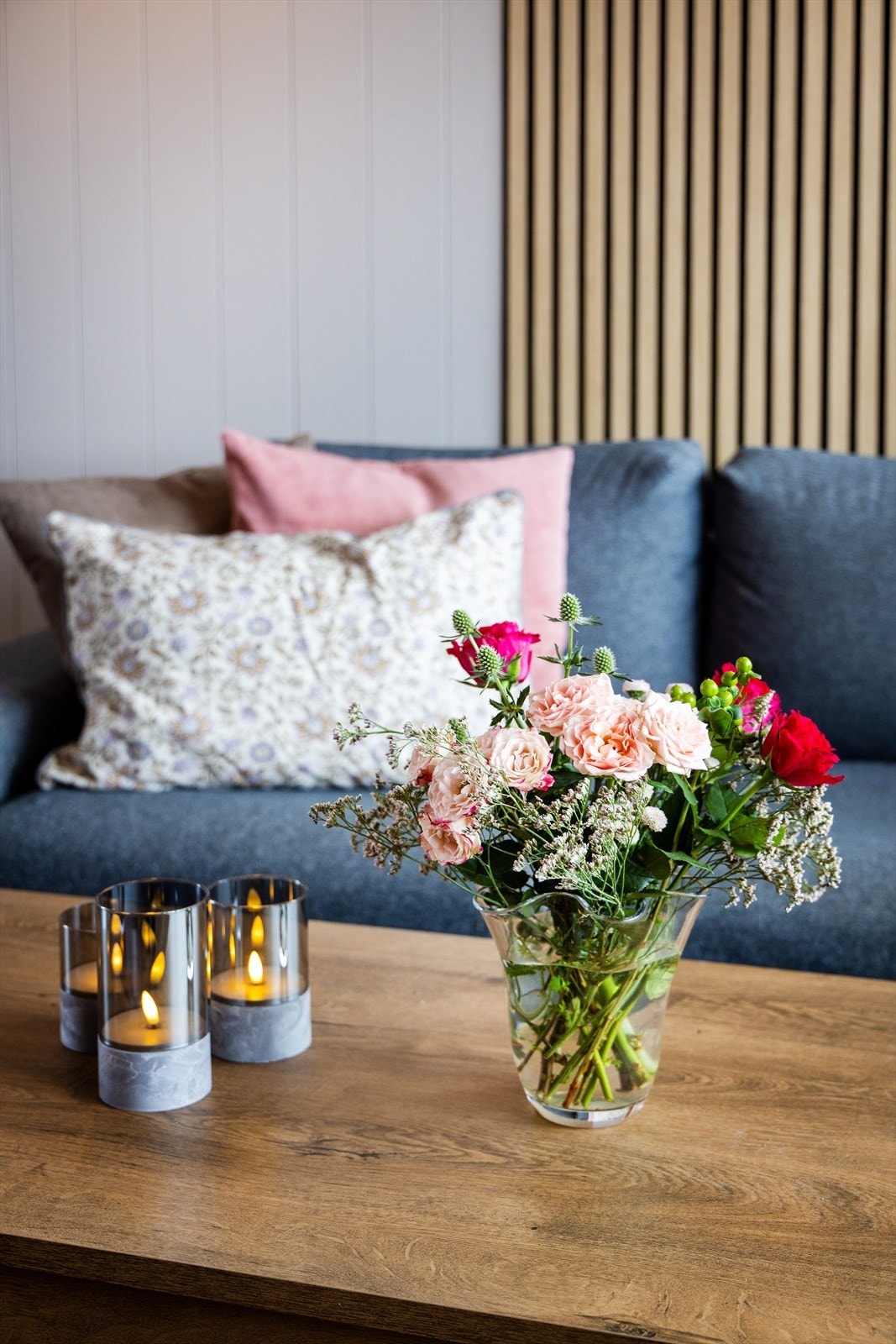 Moderne panelplater og spilevegger gir rommet en tidsriktig og lun karakter. Galleribilde