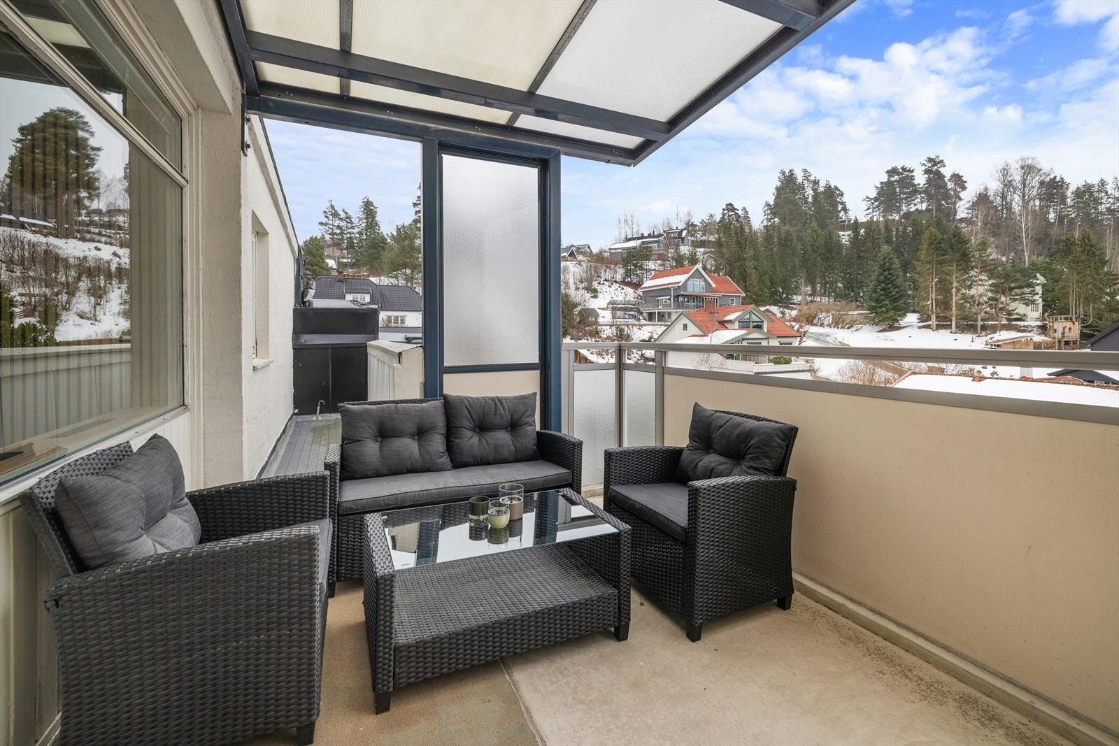 Balkongen mot sør ble bygget i 2003/04 og gir en fin forlengelse av stuen. Galleribilde