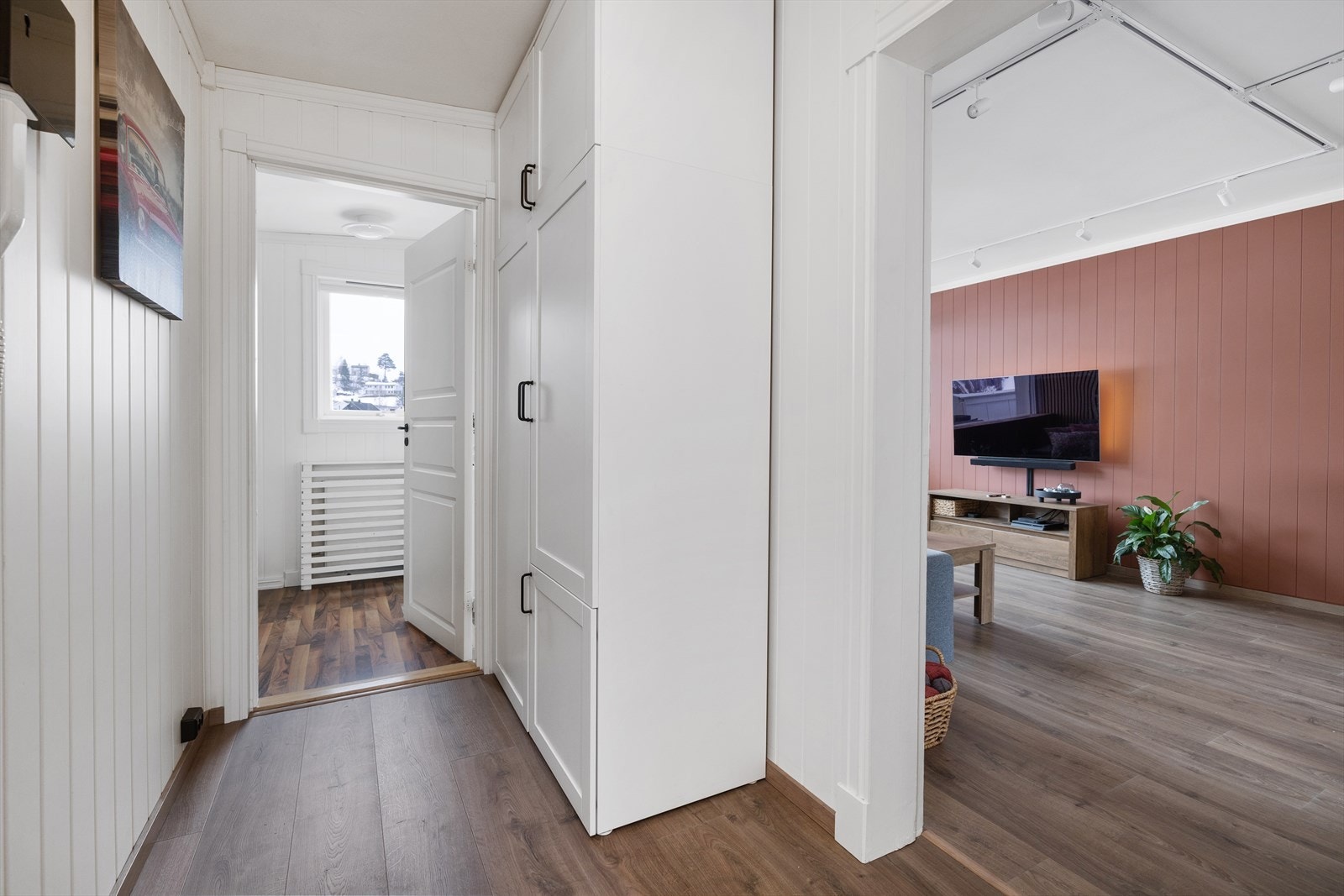 Entré med garderobeskap for yttertøy og sko. Herfra er det adkomst til alle rom. Galleribilde