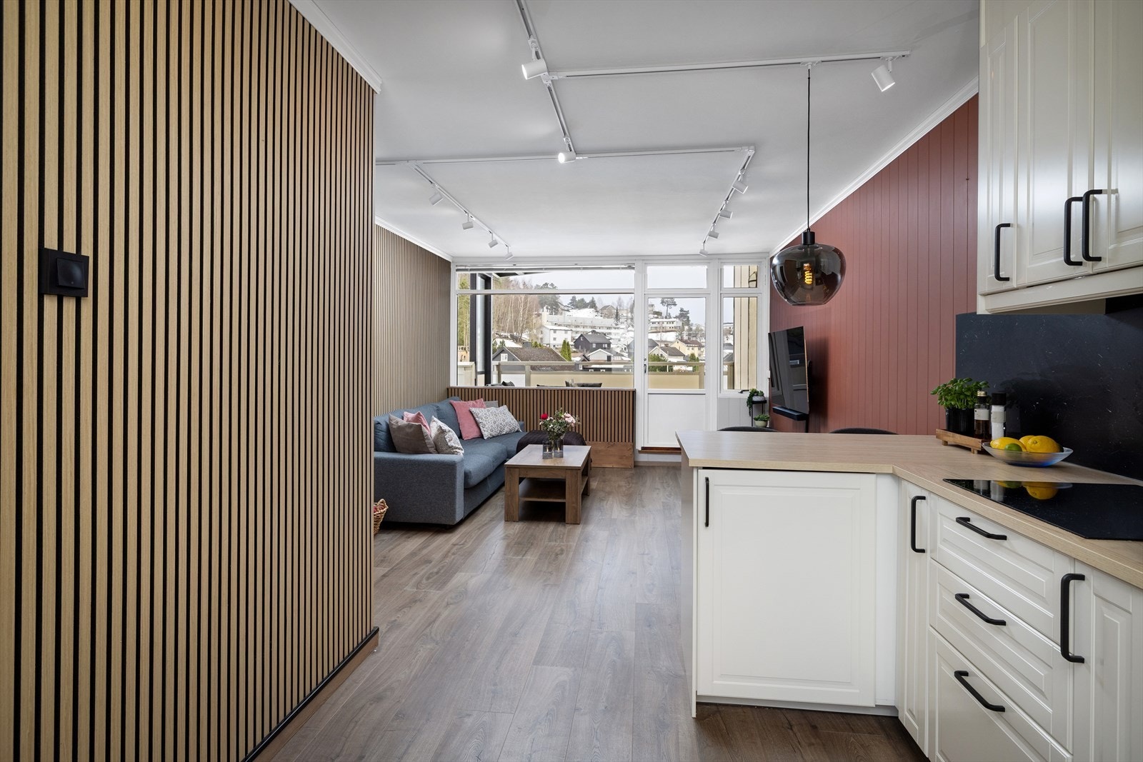 Fra kjøkkenet er det åpen siktlinje gjennom stuen og ut mot balkongen. Galleribilde