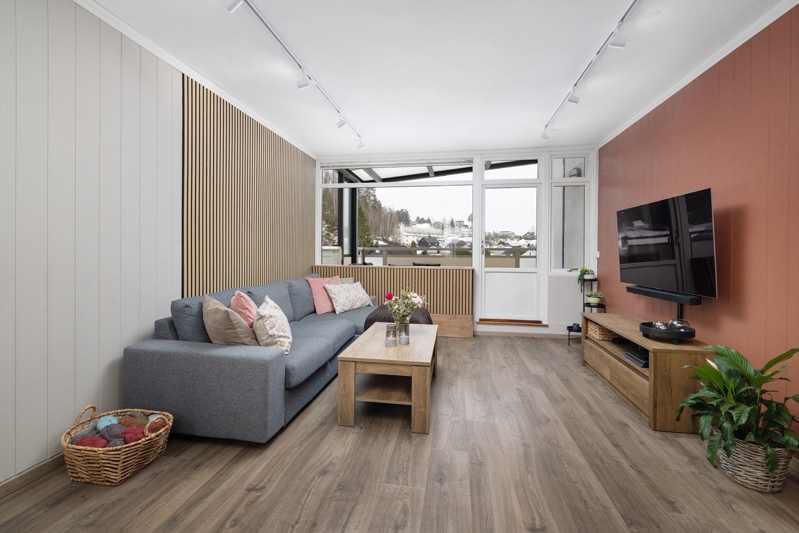 Den åpne løsningen mellom stue og kjøkken, etablert ved at en vegg er fjernet, skaper en luftig og sosial atmosfære. Galleribilde