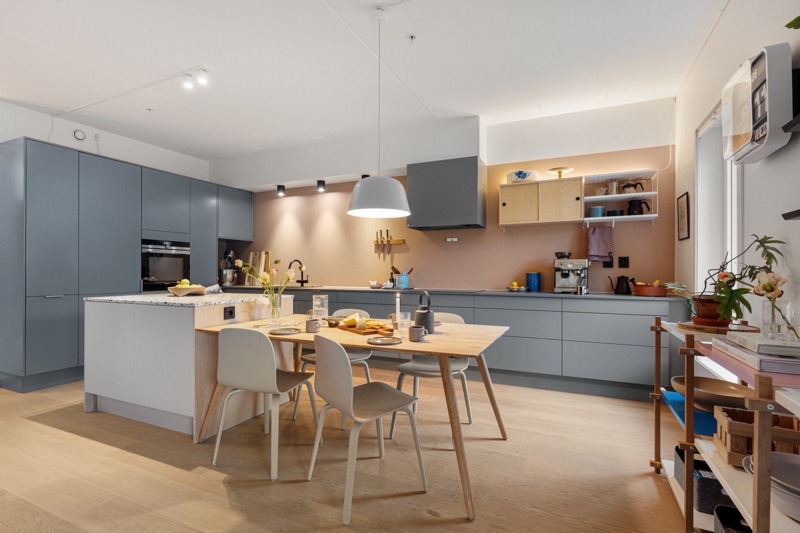 Det er god plass til spisebord ved kjøkkenet, her kan man samle familie og venner til hyggelige lag. Galleribilde