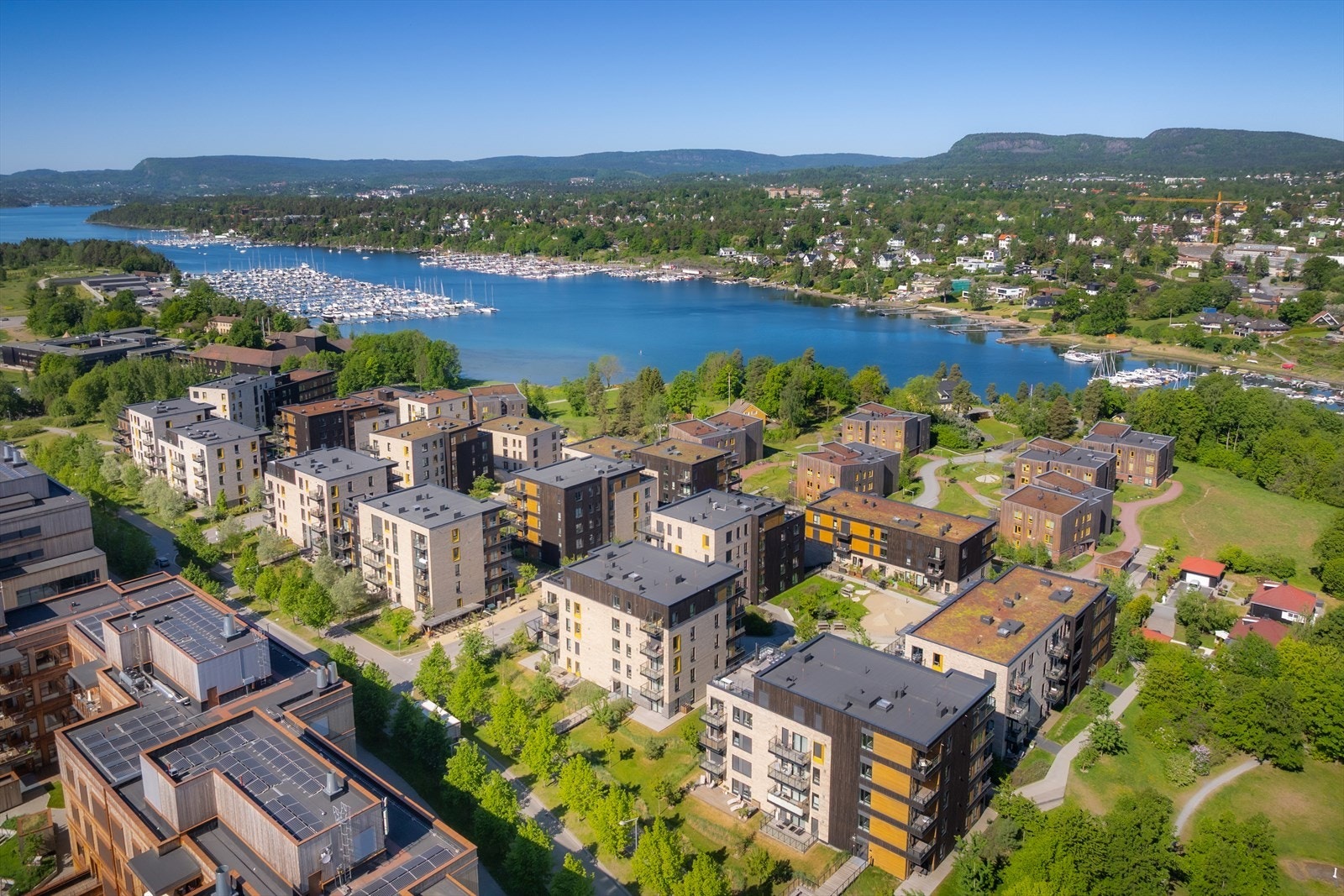 Her bor du med nærhet til sjøen, vakre turområder, barnehager, skoler, butikker og offentlig kommunikasjon. Galleribilde