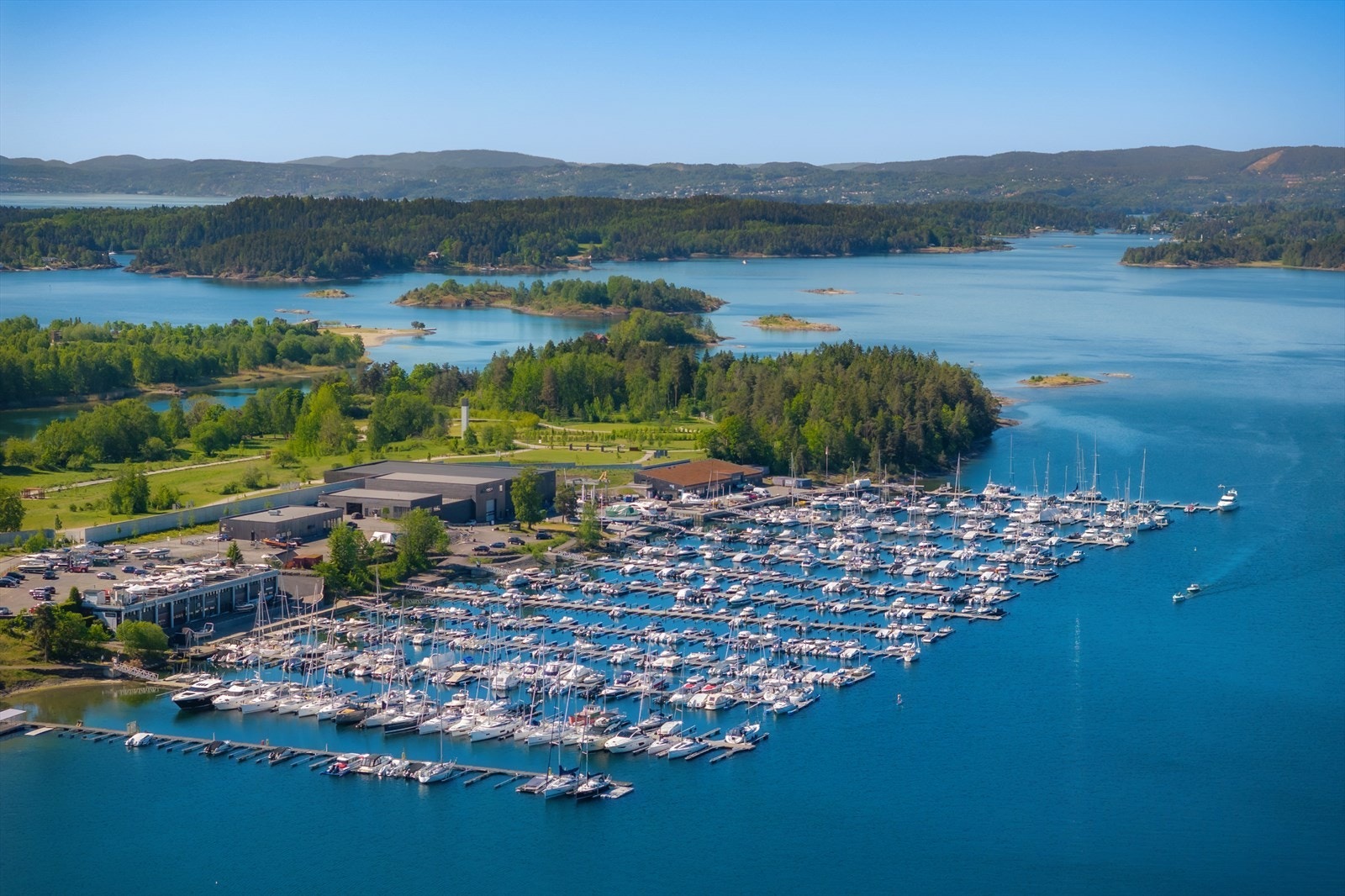 Oksenøya marina - noen minutter unna, båtplass og bading fra bryggeanlegg Galleribilde