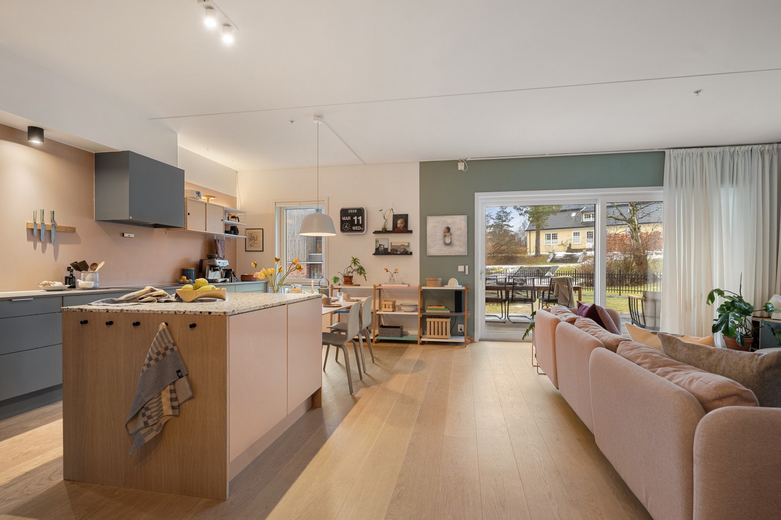 Kjøkkenet har en moderne innredning med glatte fronter, laminat benkeplate og integrerte hvitevarer. Praktisk kjøkkenøy for god plassutnyttelse og arbeidsflyt på kjøkkenet. Galleribilde