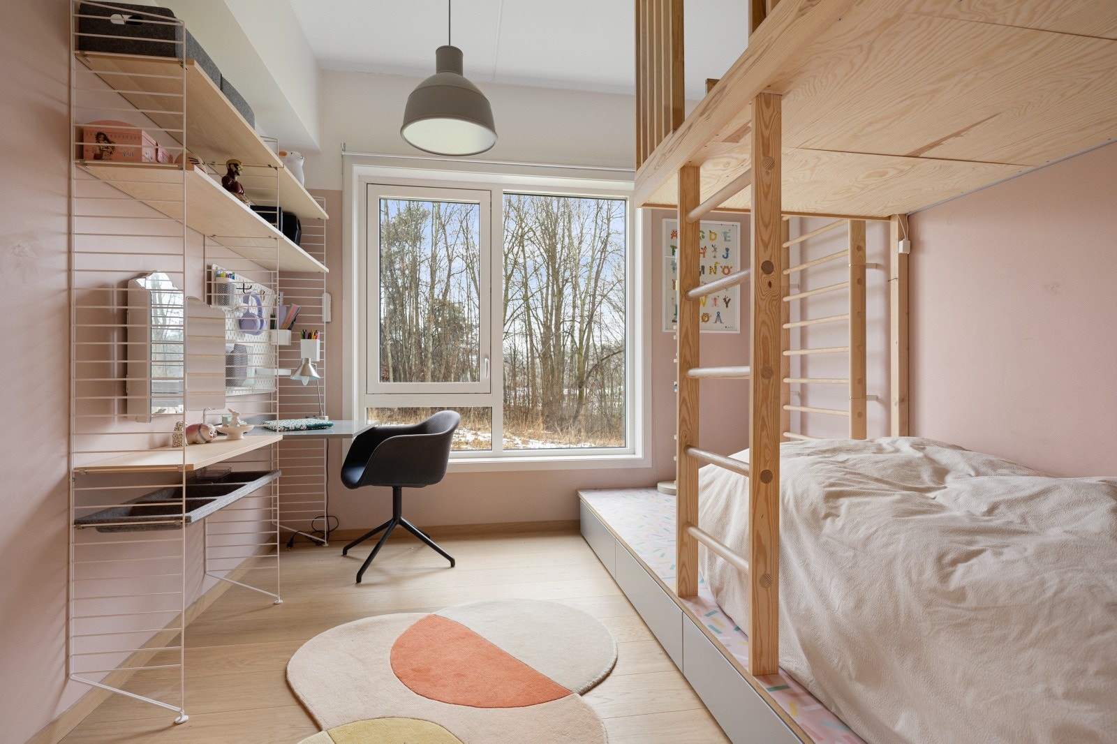Soverom med en stilfull og plassbygd seng i to etasjer. Galleribilde