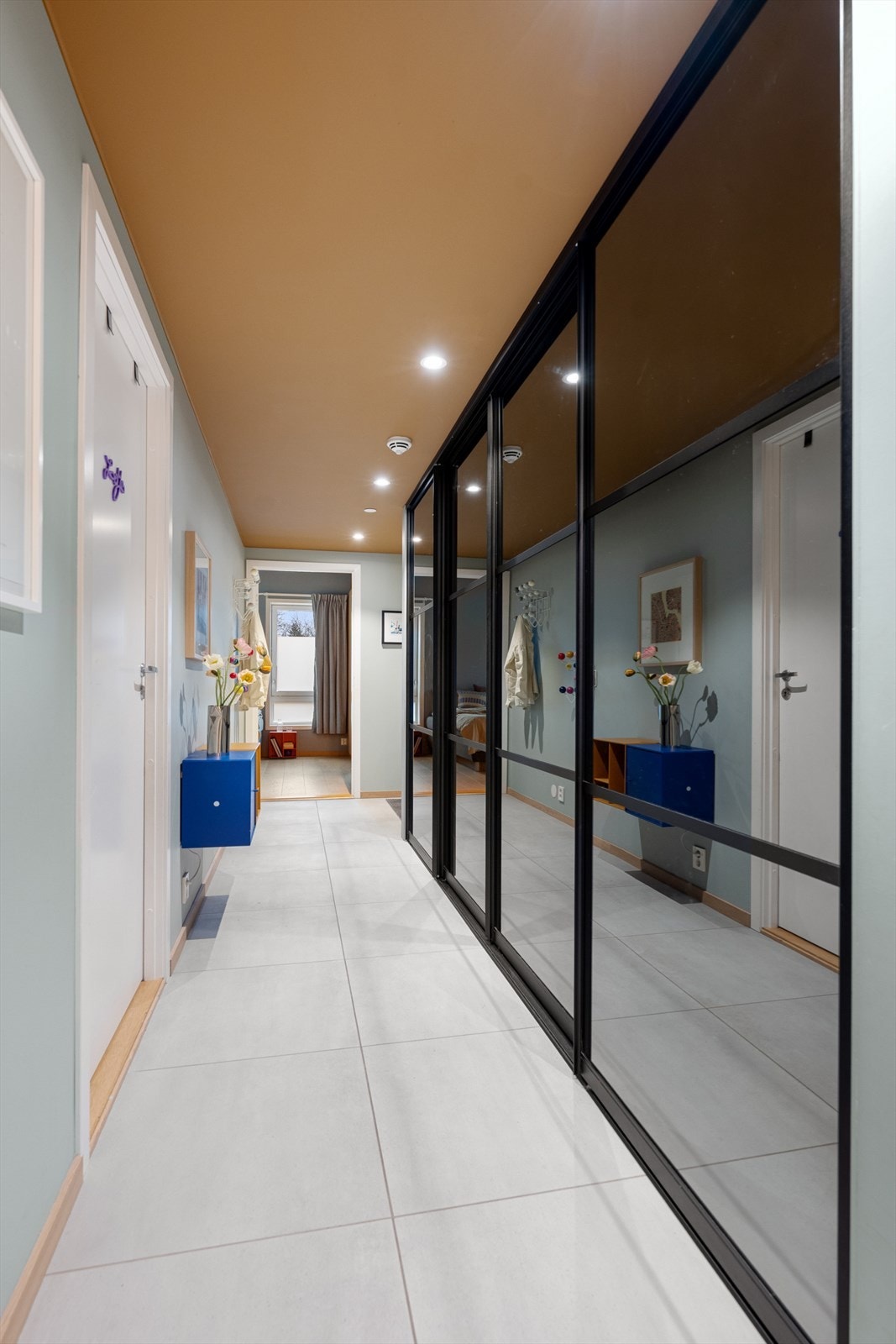 Gang med gode lagringsmuligheter i skyvedørsgarderobe. Galleribilde