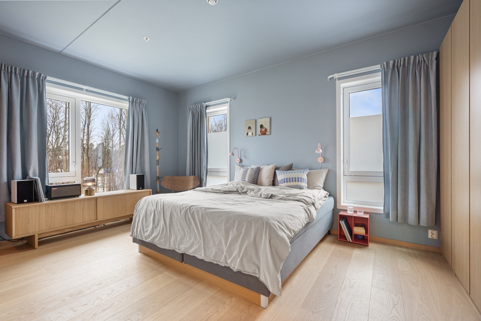 Romslig hovedsoverom med god plass til seng, møblement og garderobeskap. Galleribilde