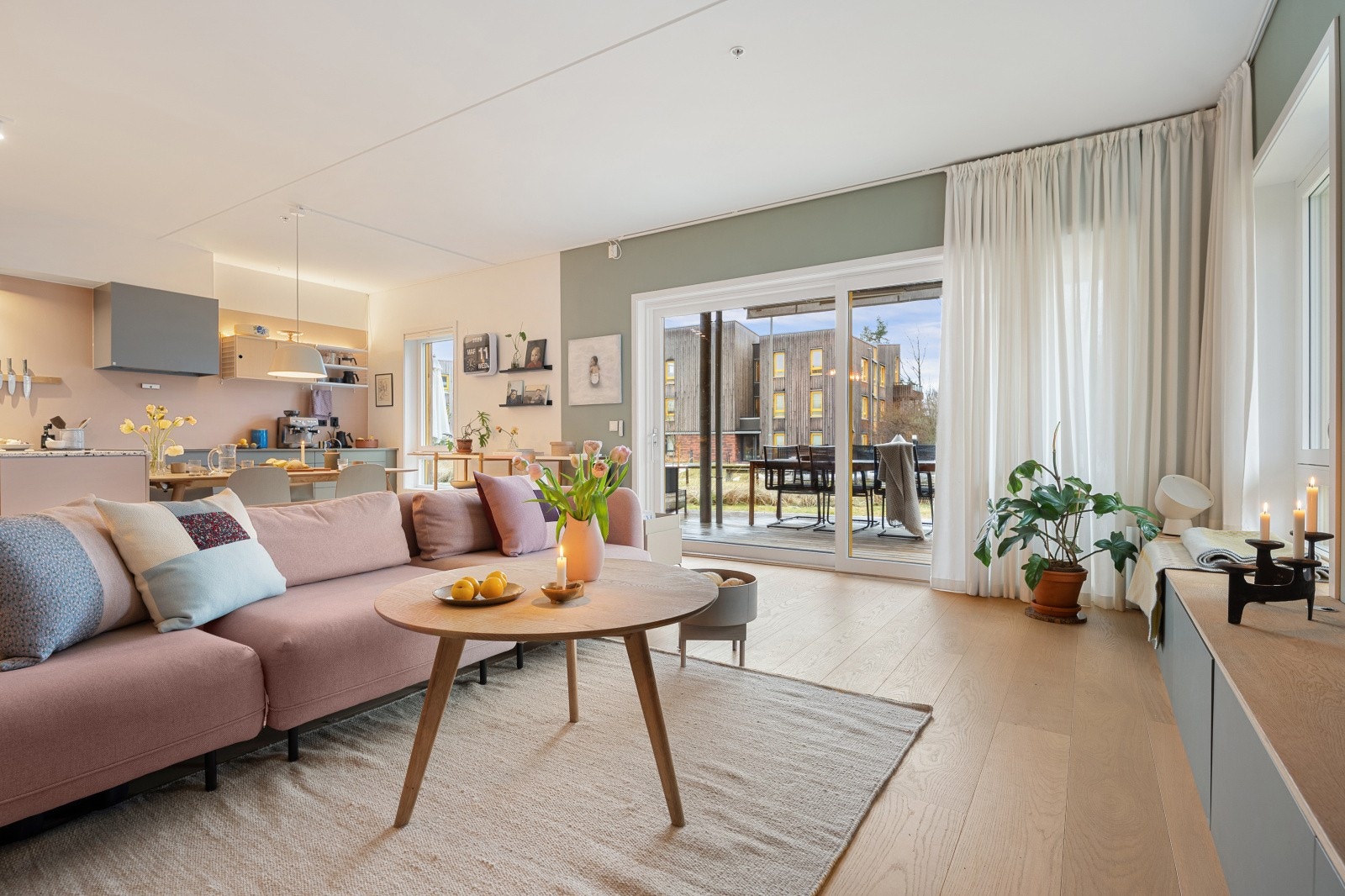 Stuen oppleves som romslig og innbydende med store vindusflater som gir godt med lys og en åpen følelse. Herfra har man utgang til terrassen. Galleribilde