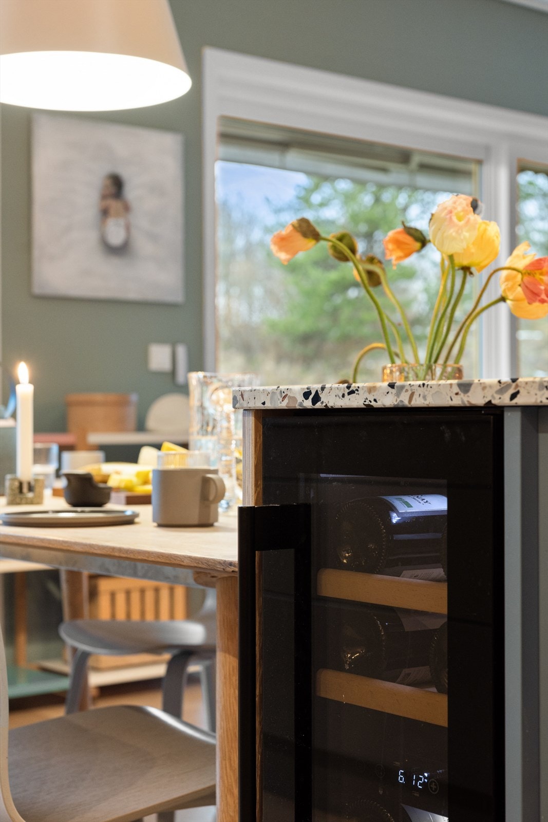 Innredet med blant annet vinskap. Galleribilde