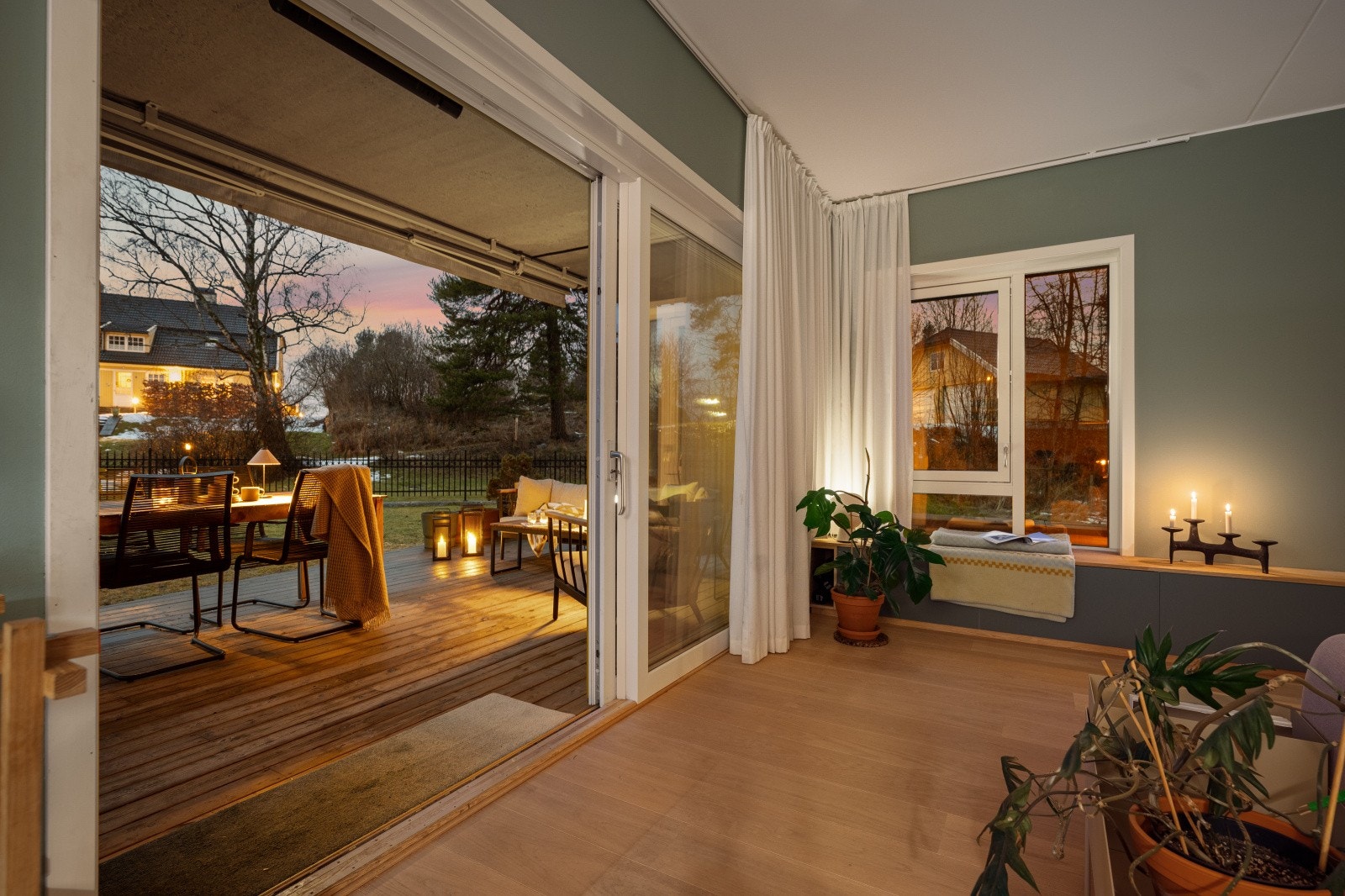 Glasskyvedøren gjør overgangen mellom inne og ute sømløs på varme sommerkvelder. Galleribilde