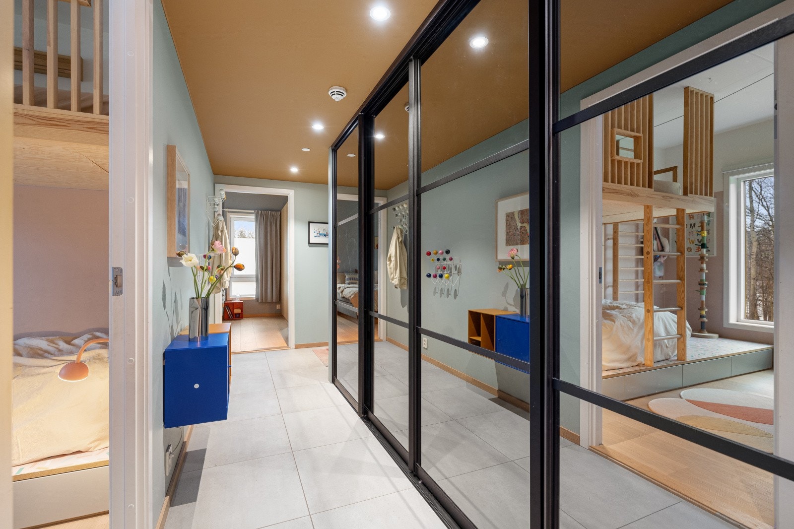 Flislagt gulv i gang gjør det praktisk og holde orden. Galleribilde