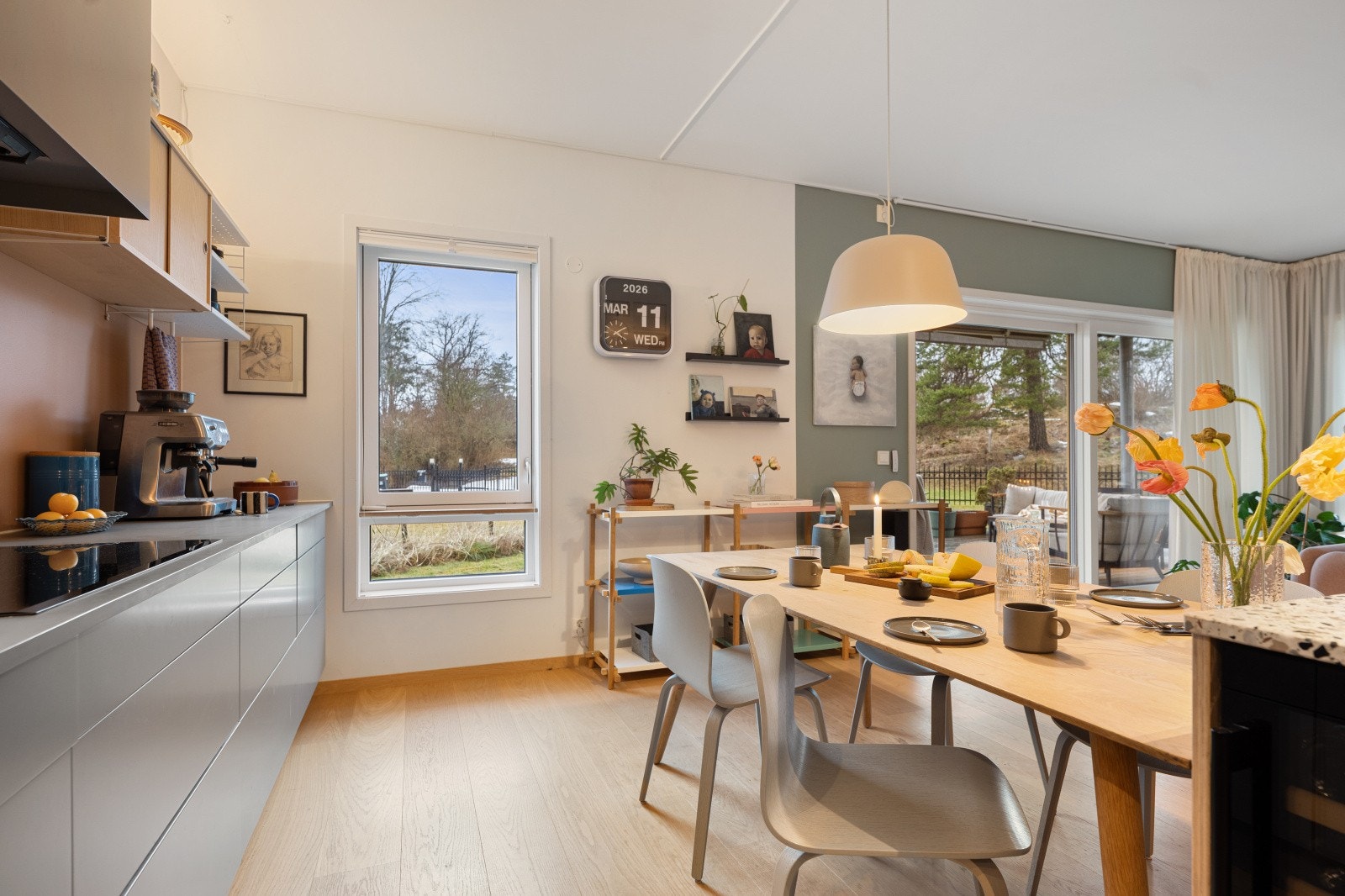 Lys og trivelig leilighet med skjermet beliggenhet på enden og som gir gode lysforhold. Galleribilde