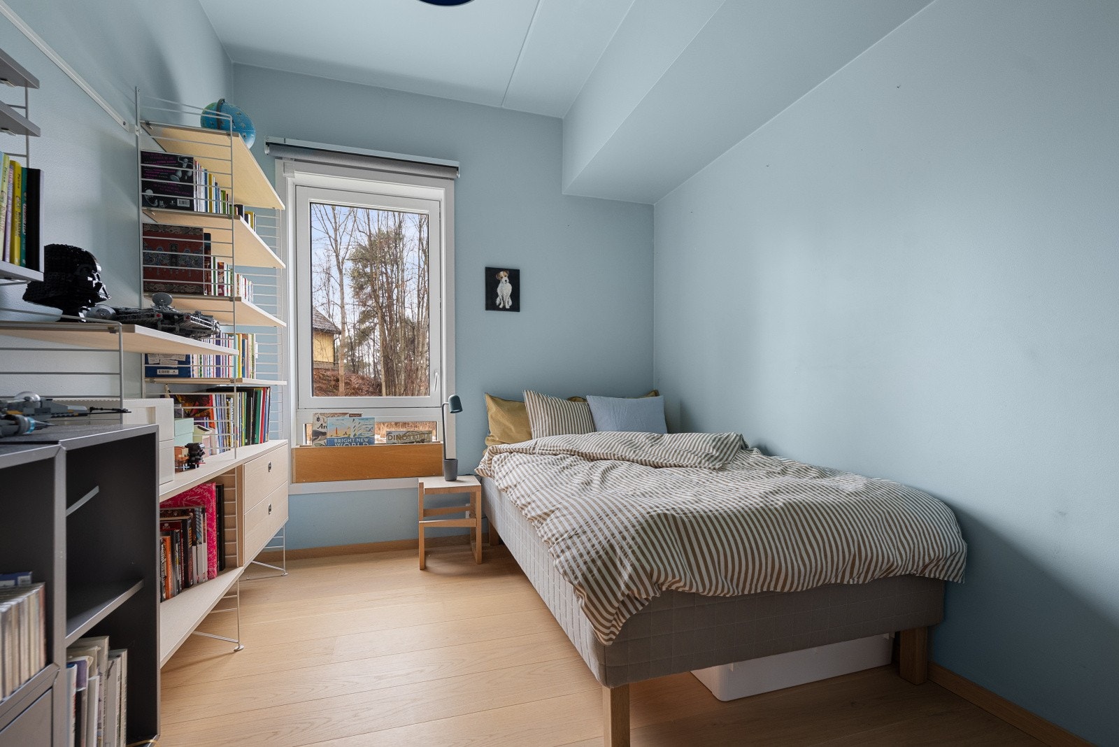 Soverom malt i moderne og lune farger med god plass til seng og øvrig møblement. Galleribilde