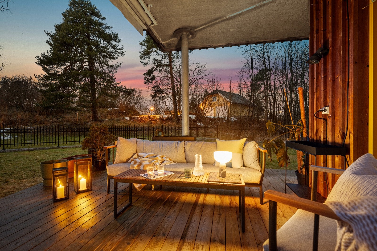 Stemningsfull uteplass som forlenger sommerkveldene. Galleribilde