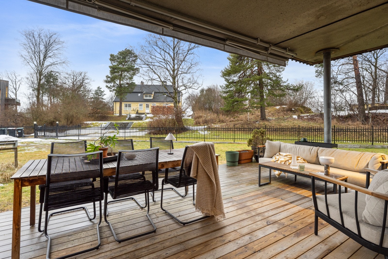 Terrassen er romslig og det er god plass til og møblere og invitere til hyggelige sammenkomster. Overbygd som gjør det praktisk om det regner. Galleribilde