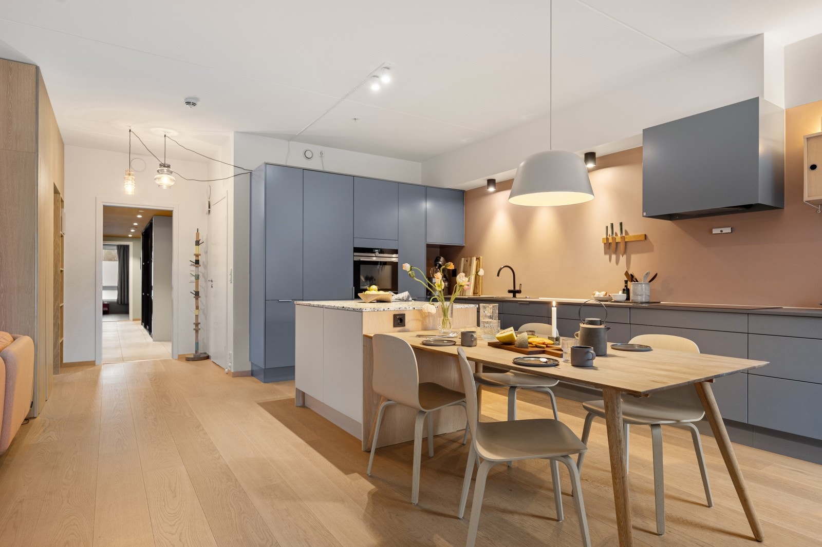 Kjøkkenøy skaper en sosial sone mellom kjøkken og stue. Galleribilde