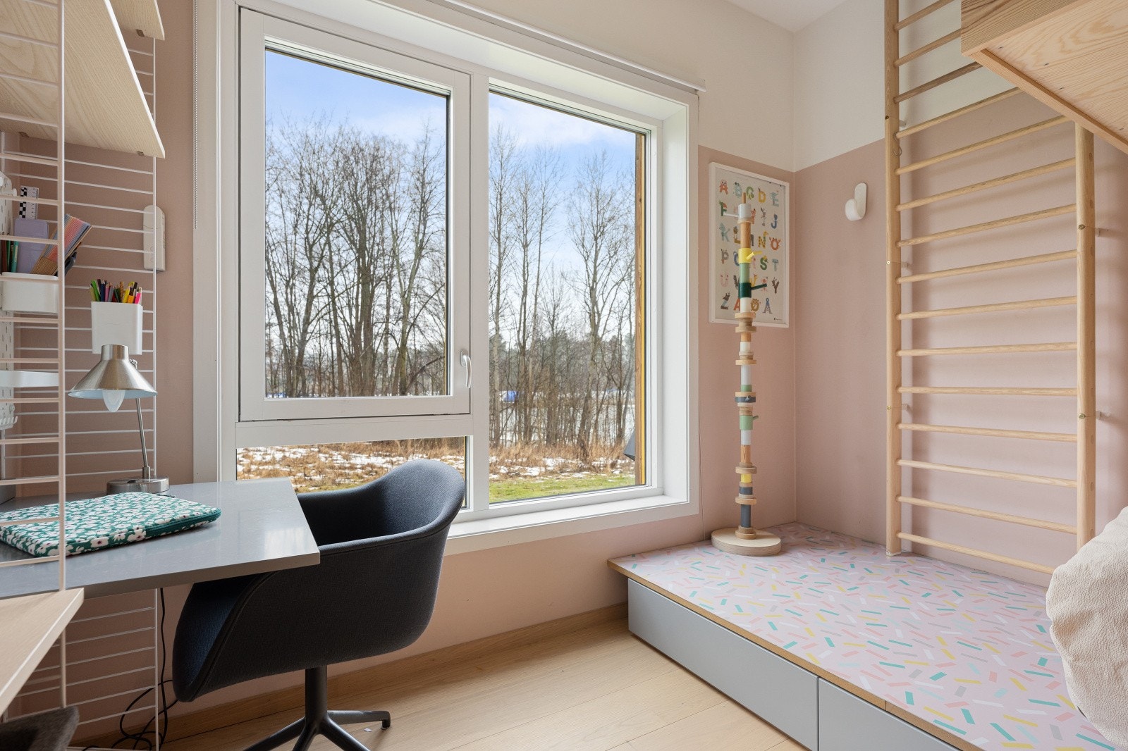 Fra soverommet er det utsikt mot nærområdet. Galleribilde