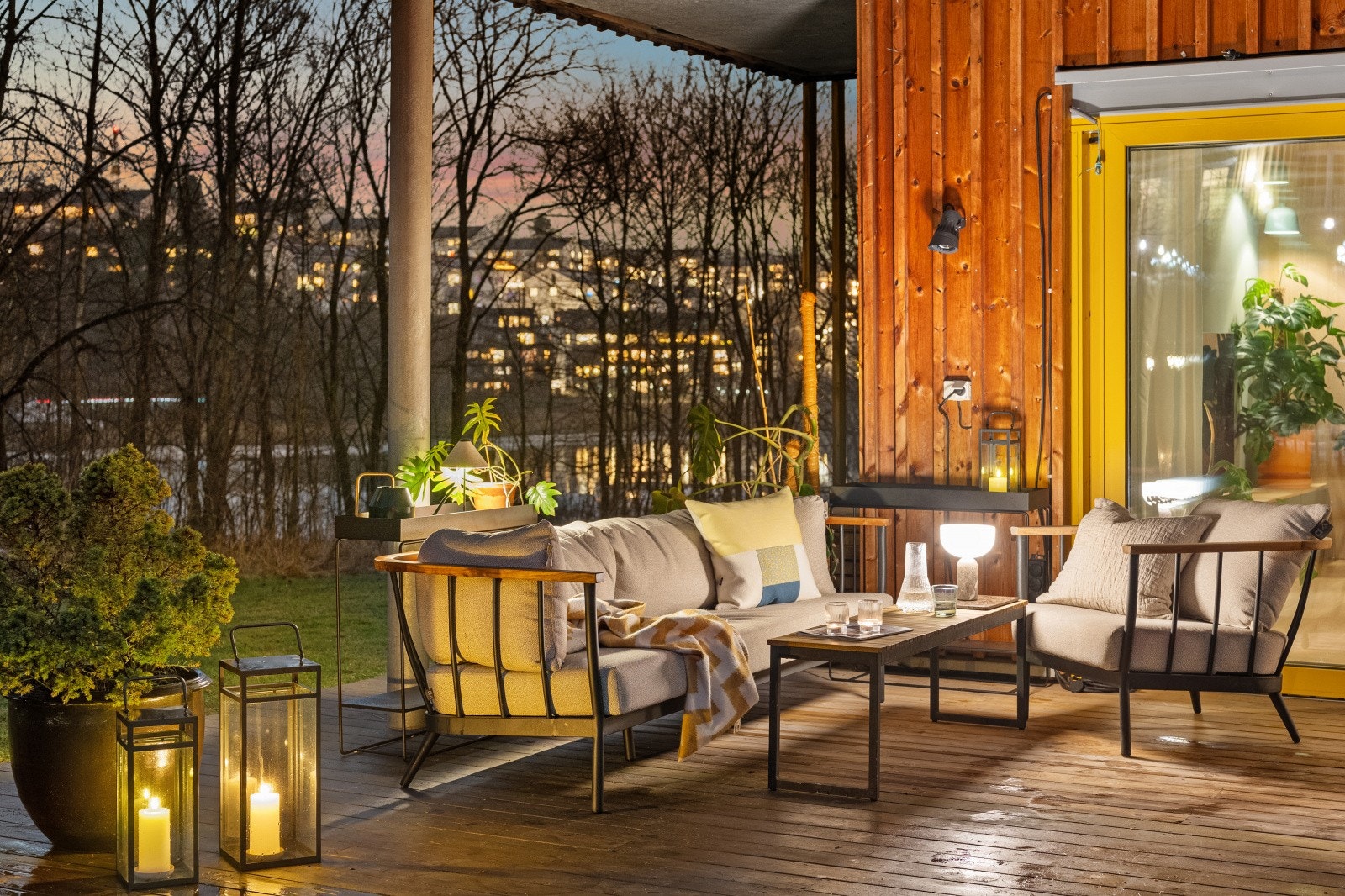 Sjeldent fin endebeliggenhet med stort, åpent fellesareal i front og mot friareal og sjøen på den andre siden. Galleribilde