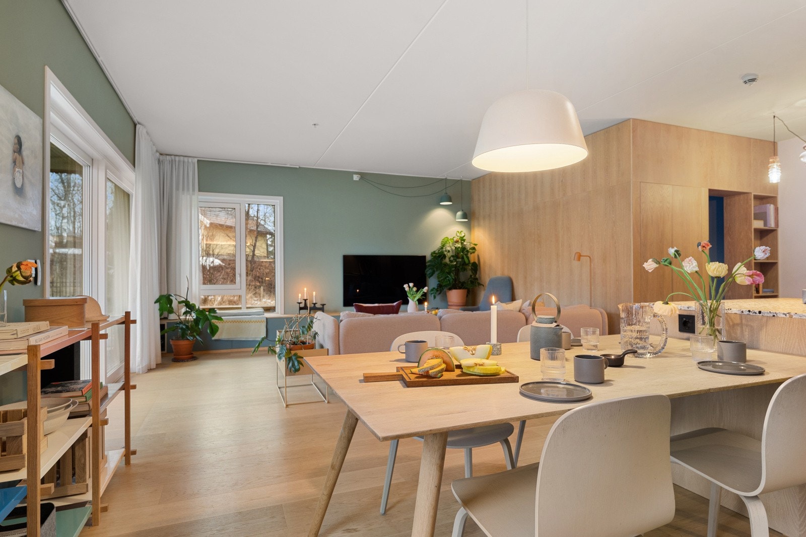 Fra kjøkkenet har man full oversikt over stuen, perfekt for sosiale sammenkomster. Galleribilde