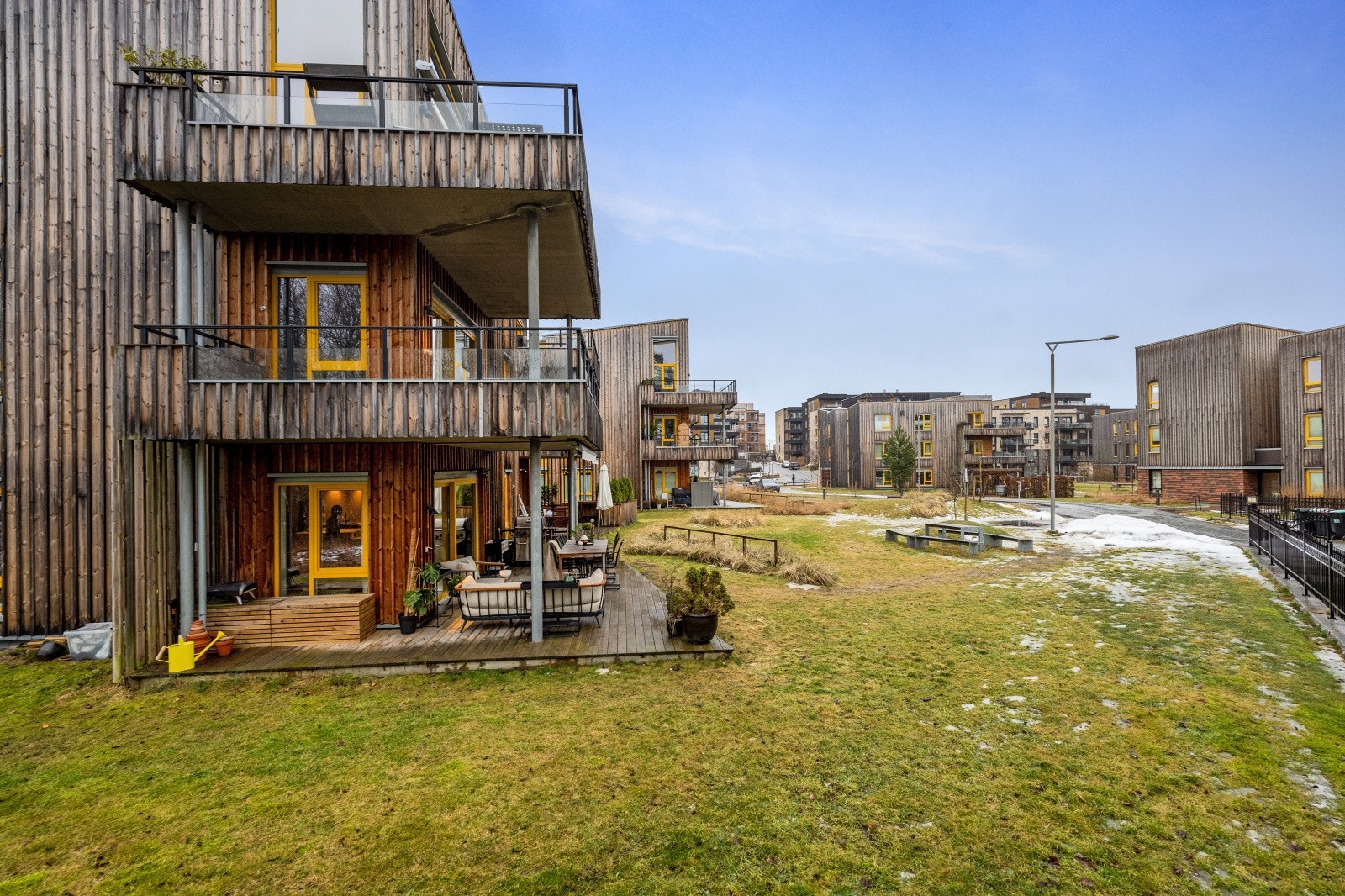 Her bor man sentralt og barnevennlig til med kort avstand til sjøen, fantastiske turområder, til skoler og barnehager samt til Fornebu "sentrum". Galleribilde