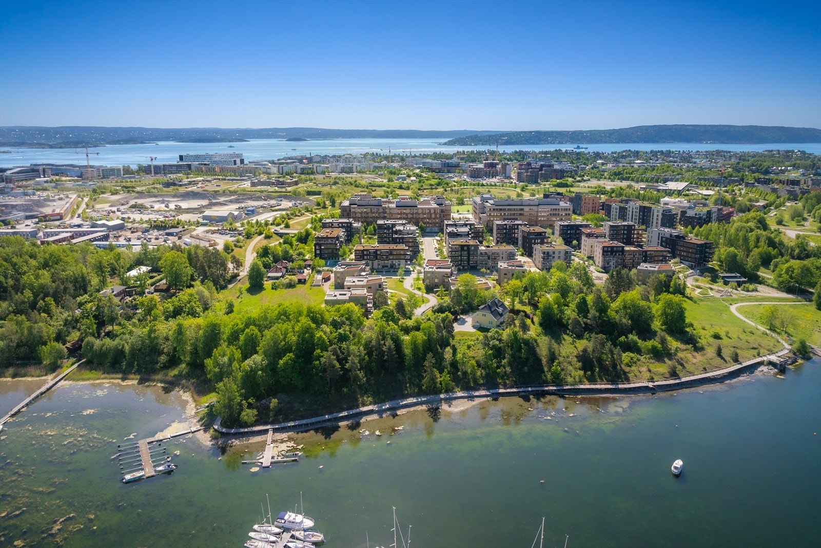 I nærområdet finner man flere flotte turområder og badeplasser som Nansenparken, Storøya, Storøyodden og Huk. Galleribilde