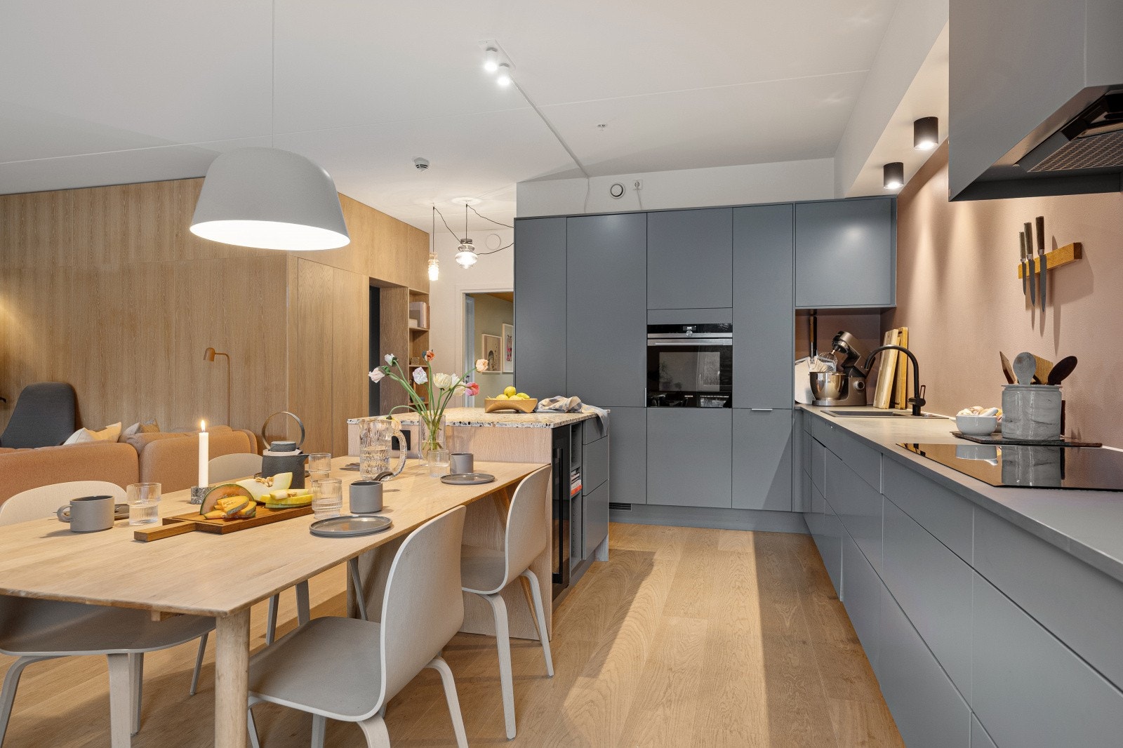 Gjennomgående enstavs parkett i leiligheten. Galleribilde