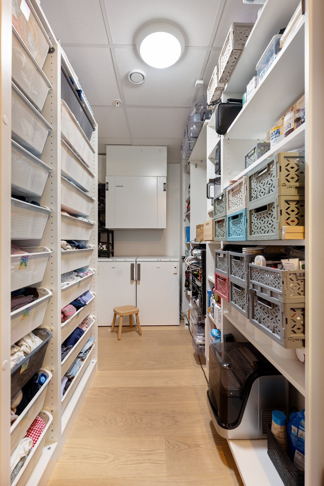 Innvendig bod med gode lagringsmuligheter. Galleribilde