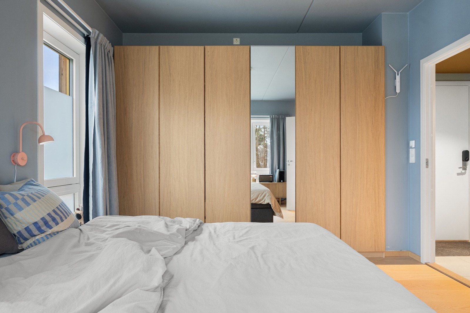 Malt i en dus og behagelig blåfarge som gir rommet en innbydende atmosfære. Galleribilde