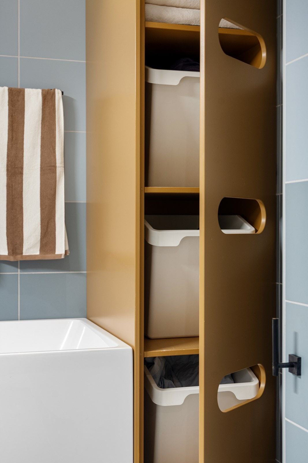 Praktisk reol for skittentøy. Galleribilde