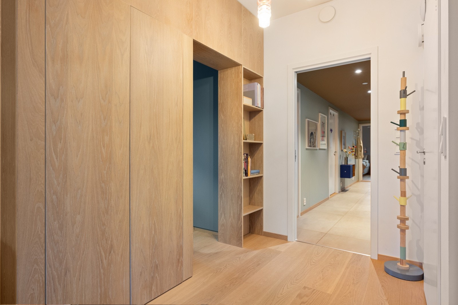 Når kontoret ikke er i bruk, kan det enkelt skjules bak de elegante skapdørene. Galleribilde