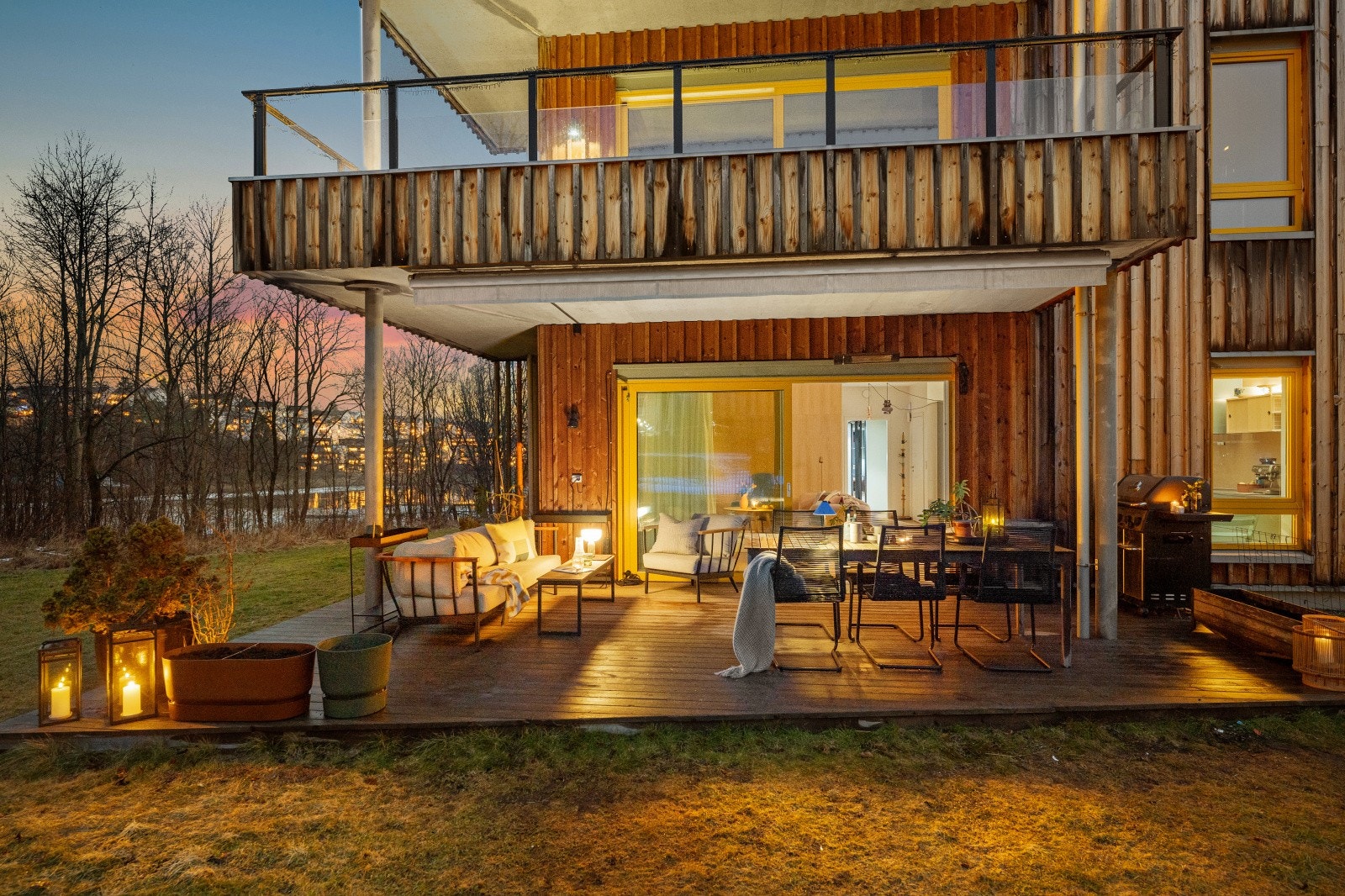 Leiligheten har en skjermet terrasse med sol fra tidlig formiddag til ettermiddag i følge selger. Her er det god plass til og møblere med lounge, spiseplass og grill. Terrassen måler ca. 32 kvm. Galleribilde