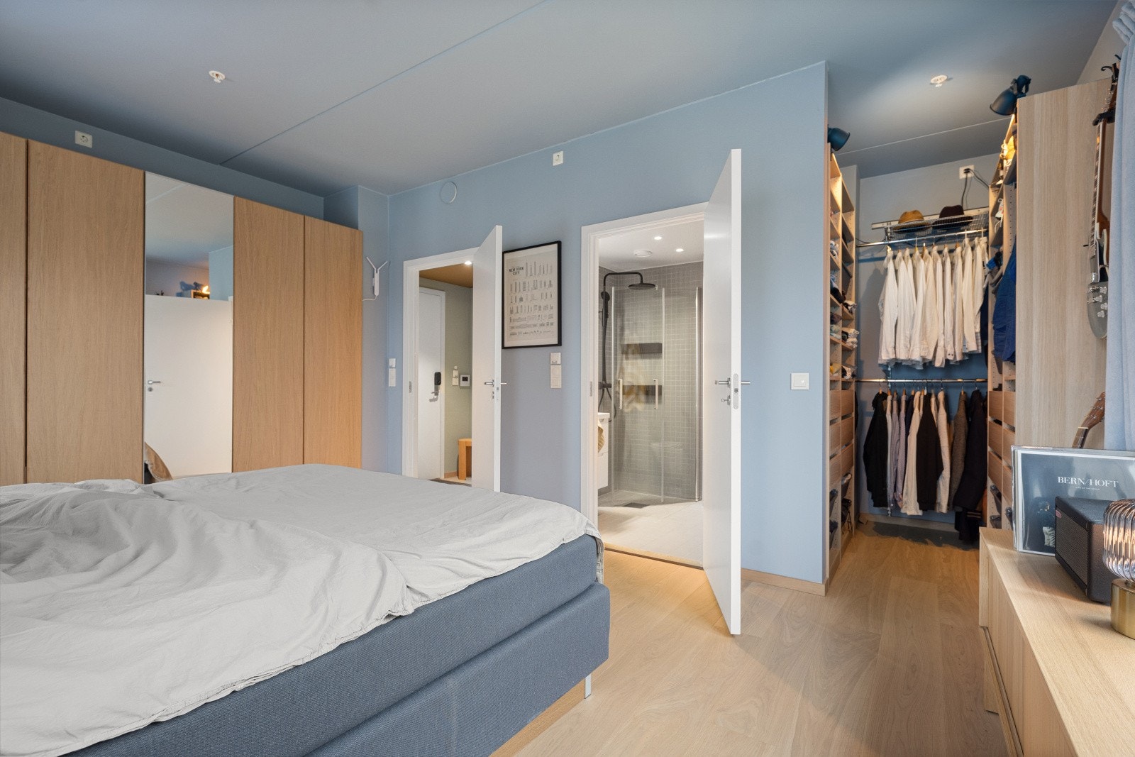 Fra hovedsoverommet er det direkte adkomst til både eget bad og et praktisk walk-in-closet. Galleribilde