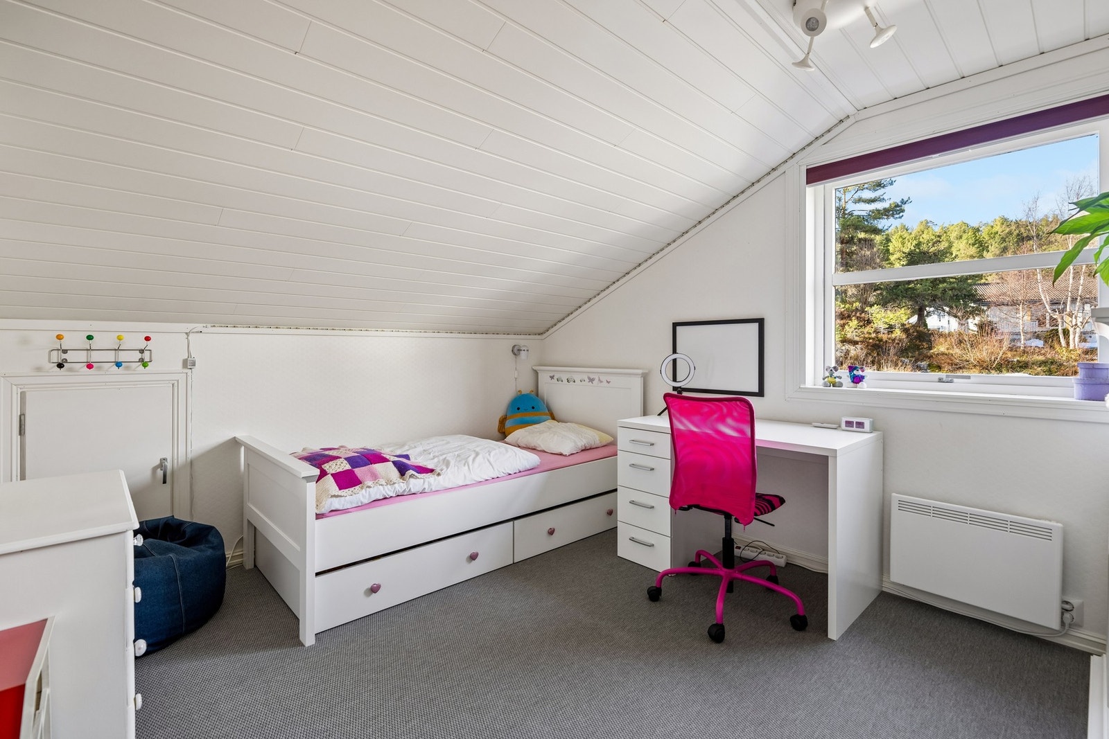 Det opprinnelige soverommet i loftsetasjen har god takhøyde og plass til både seng og oppbevaring. Galleribilde