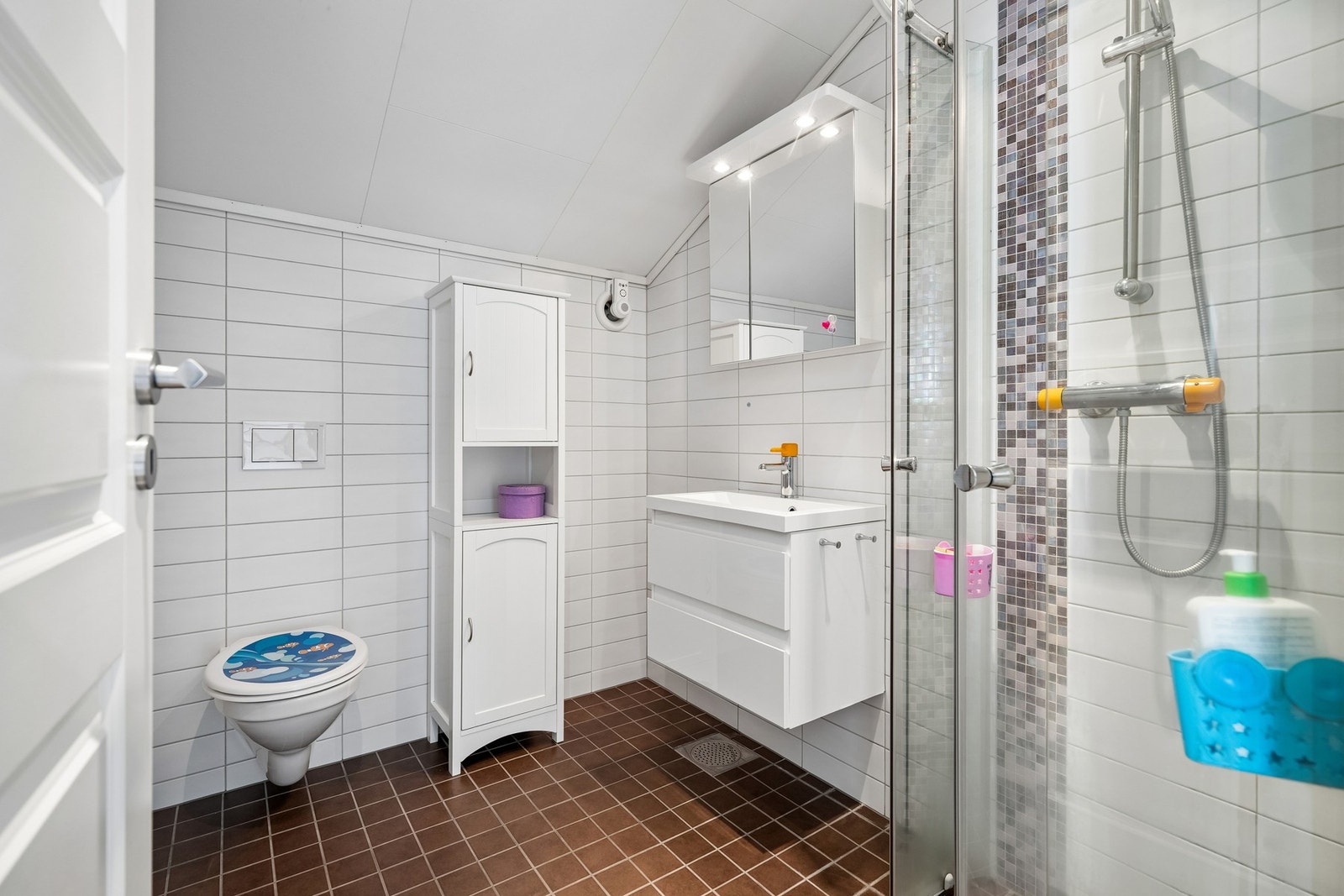 Badet i overetasjen ble totalrenovert i 2012. Rommet har flislagt gulv med gulvvarme, flis på vegger, dusjvegger, vegghengt toalett og baderomsinnredning. Galleribilde