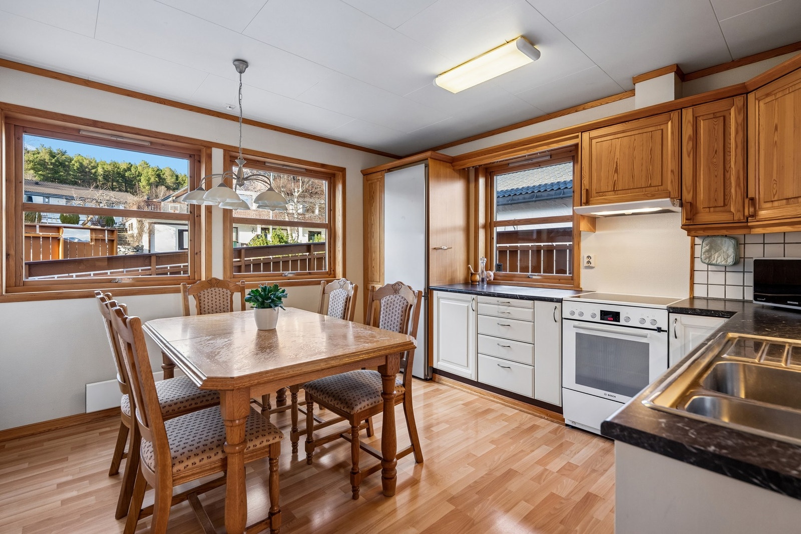 Delvis åpen løsning mellom kjøkken og stue gir god flyt mellom rommene og gjør boligen godt egnet både til hverdag og besøk. Galleribilde