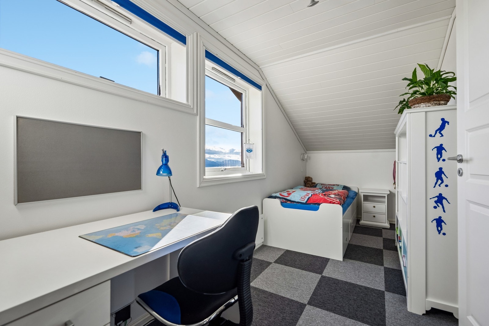 Soverommet er omgjort fra opprinnelig stue i loftsetasjen, og er ikke godkjent som soverom. Galleribilde