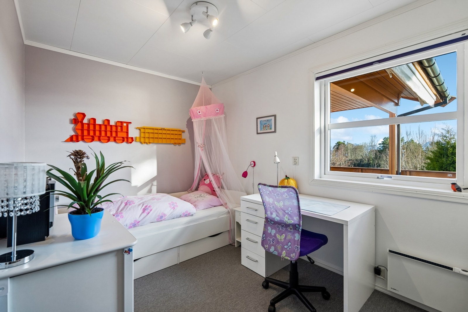 Soverom 2 har gode møbleringsmuligheter og naturlig lysinnslipp fra vindu. Galleribilde