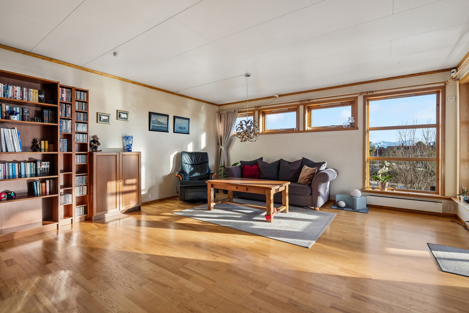 Stuen ligger naturlig tilknyttet kjøkkenet og danner boligens sentrale oppholdsrom. Galleribilde