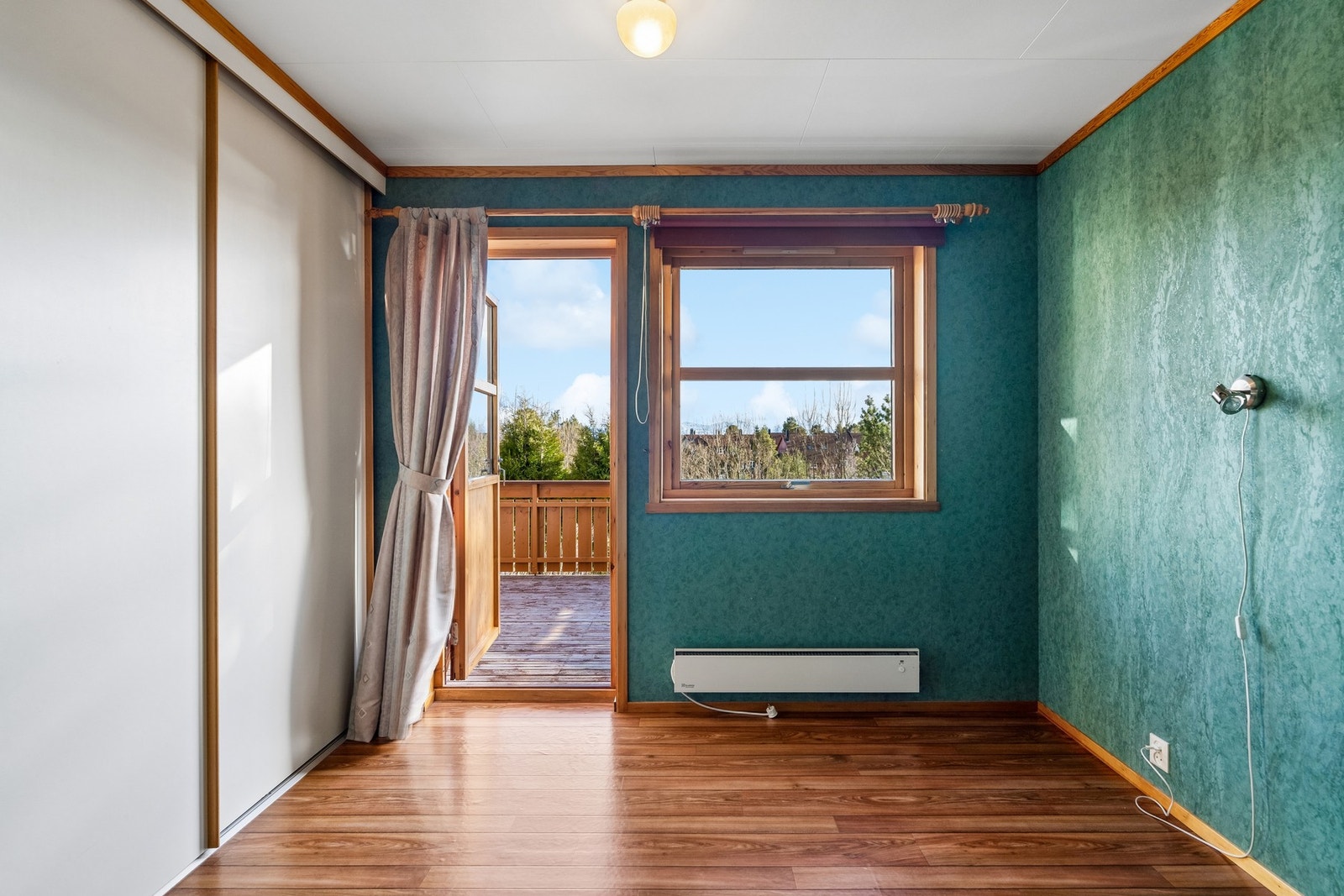 Hovedsoverommet har plass til seng og oppbevaring, og har egen utgang til terrassen. Galleribilde