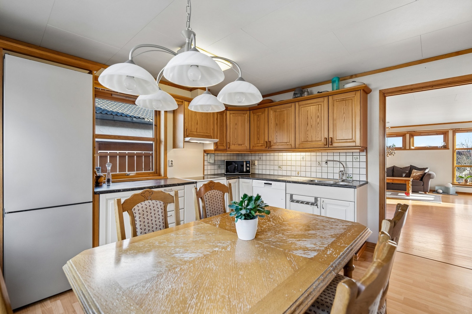 Kjøkkenet har god benkeplass og flere skap som gir praktiske oppbevaringsmuligheter. Galleribilde