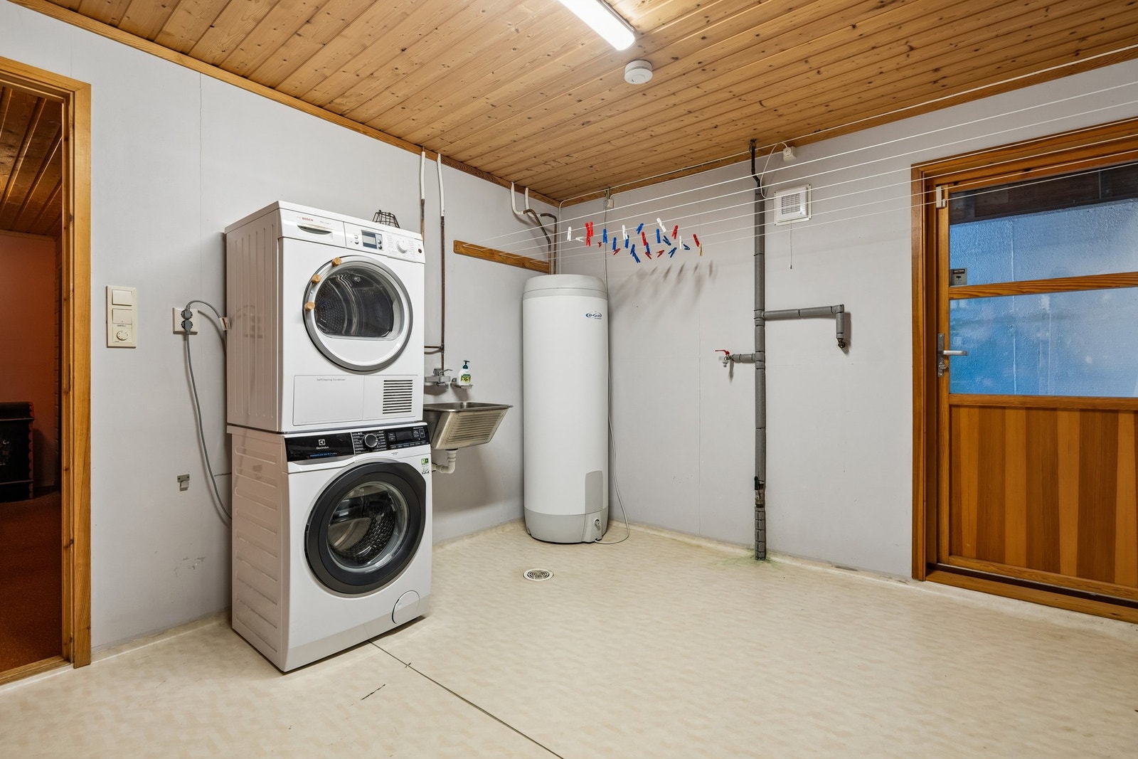 Boligen har eget vaskerom med opplegg for vaskemaskin og tørketrommel. Galleribilde