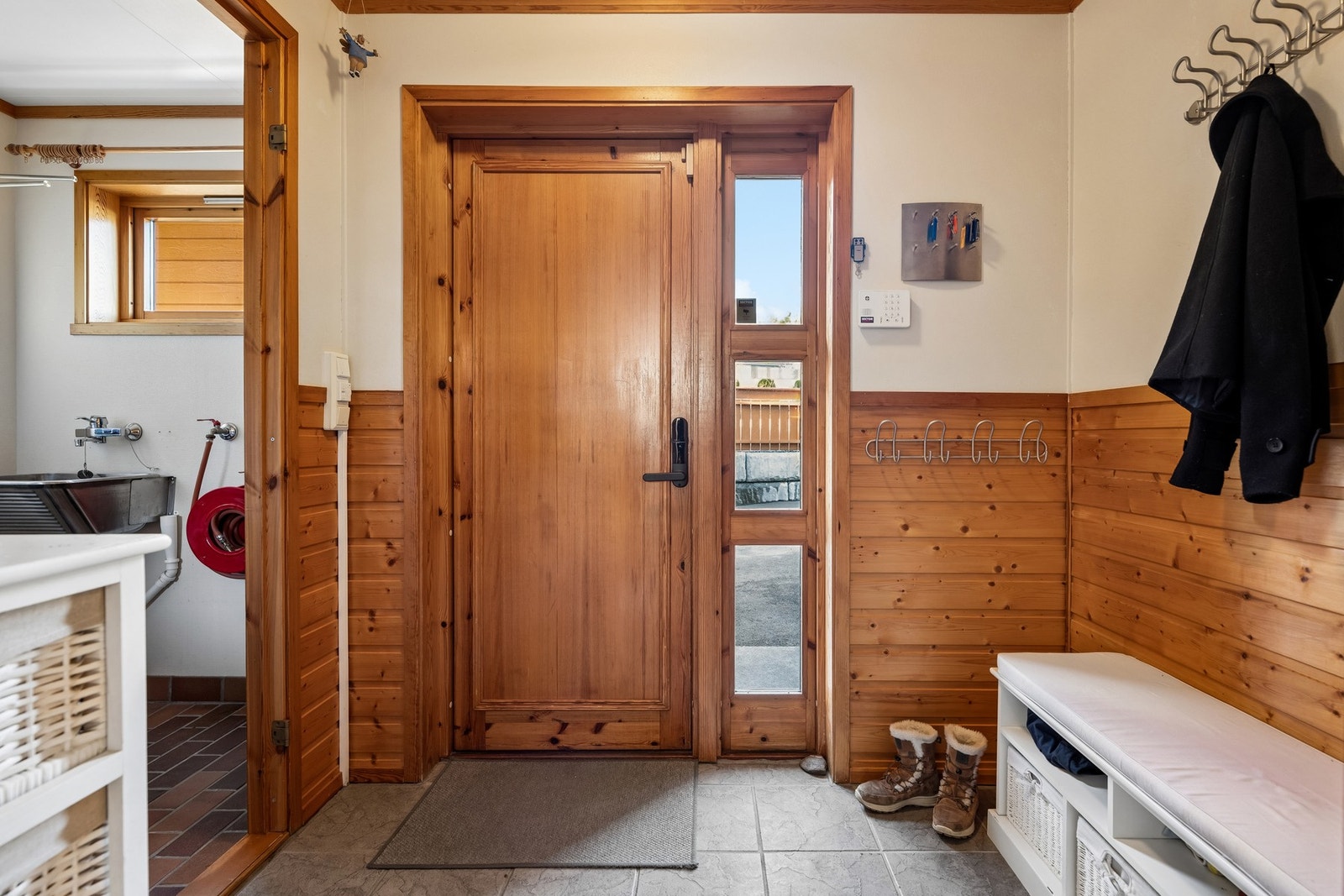 Entréen gir et praktisk førsteinntrykk av boligen med god plass til oppbevaring av yttertøy og sko. Galleribilde