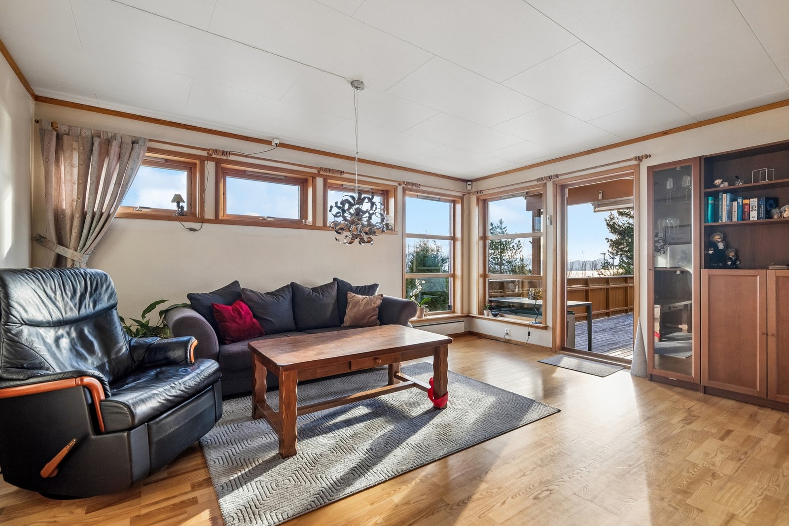 Stuen fremstår romslig med gode møbleringsmuligheter og plass til både sofagruppe og spiseplass. Galleribilde