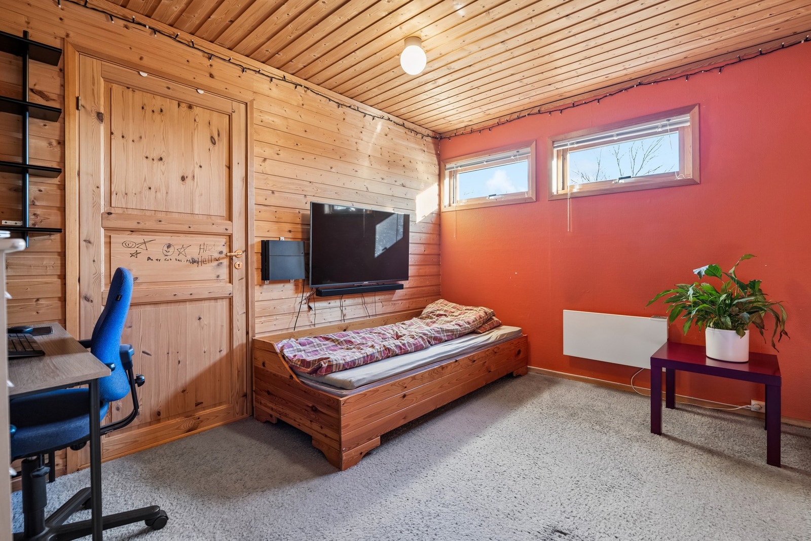 Det store rommet i underetasjen er tidligere benyttet som gjesterom, men det er ikke godkjent til varig opphold. Galleribilde