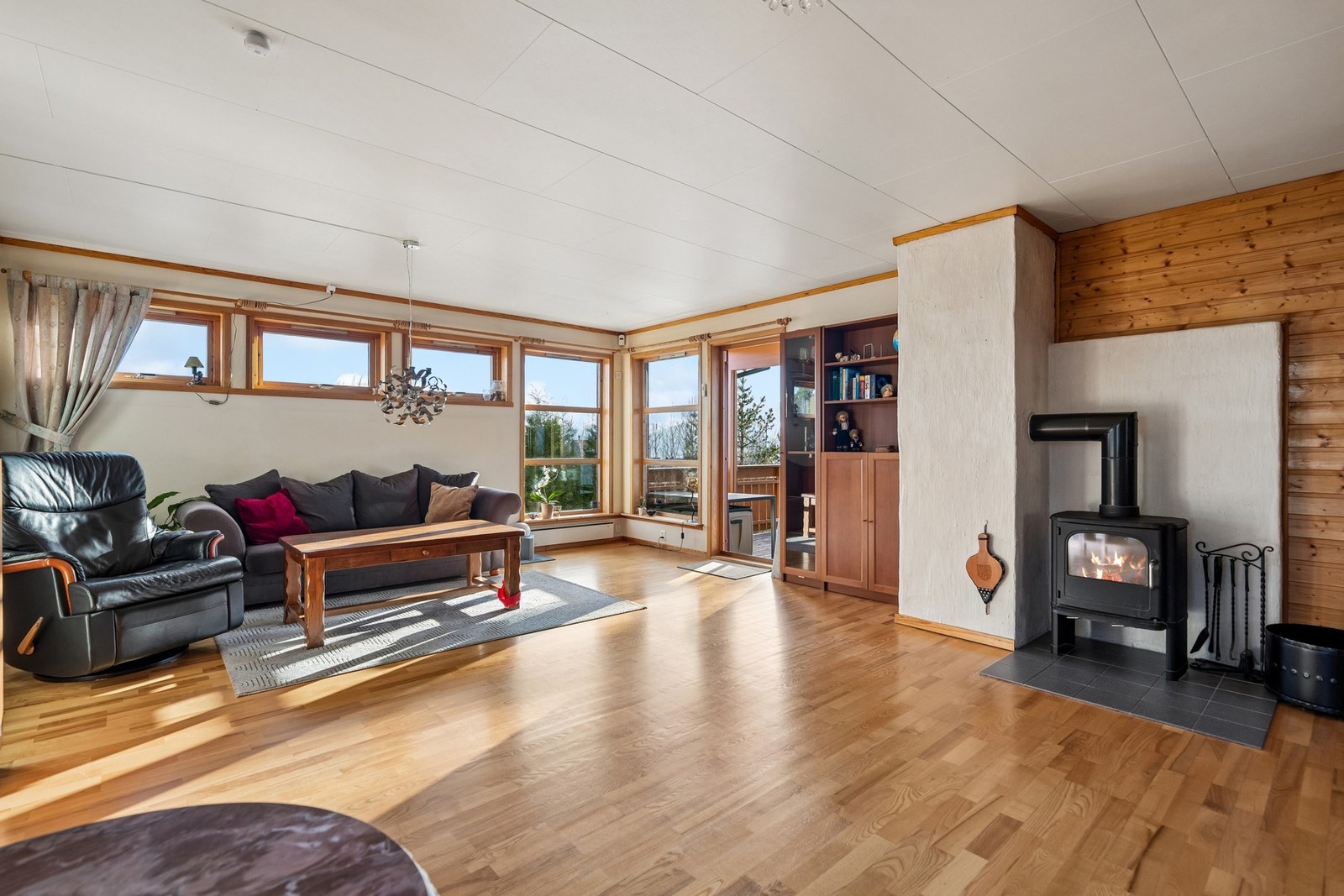 Store vindusflater gir godt med dagslys og skaper en lys og luftig atmosfære i rommet. Galleribilde