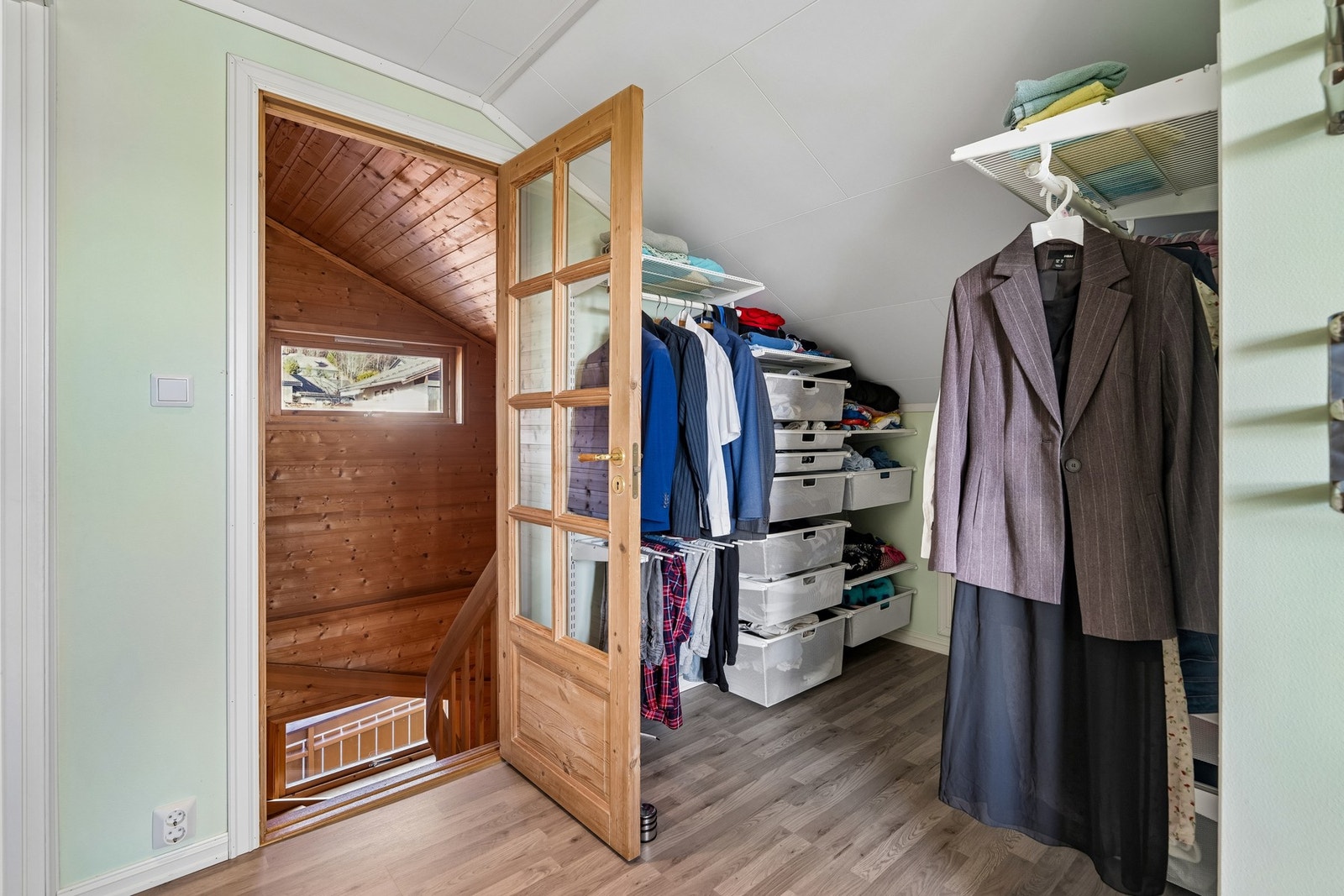 Gang på loft er tidligere stue og benyttes som garderobe. Galleribilde