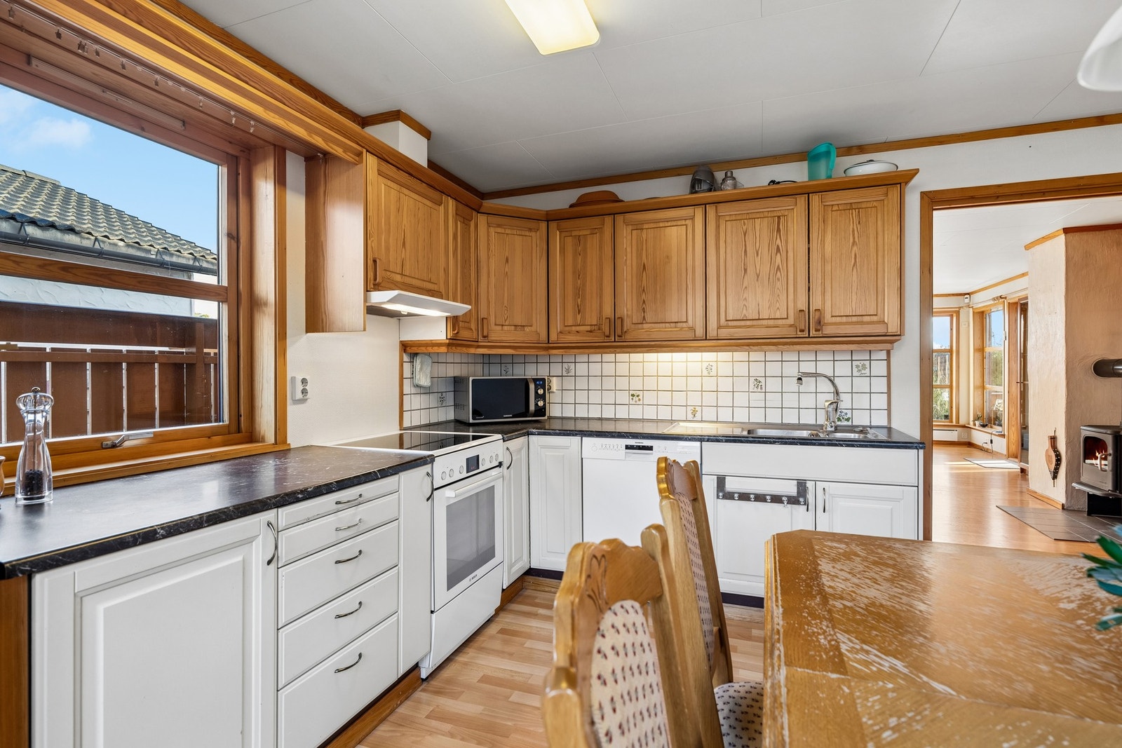 Innredningen har profilerte fronter i tre og laminert benkeplate, med god arbeidsplass til daglig matlaging. Galleribilde