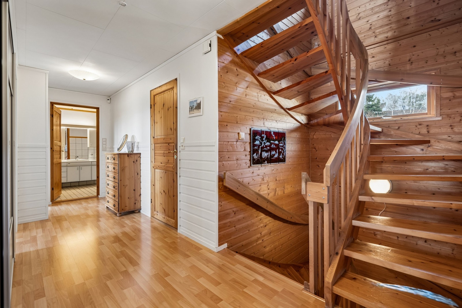 Gangarealet knytter rommene i etasjen sammen og gir god flyt mellom oppholdsrom og soverom. Galleribilde