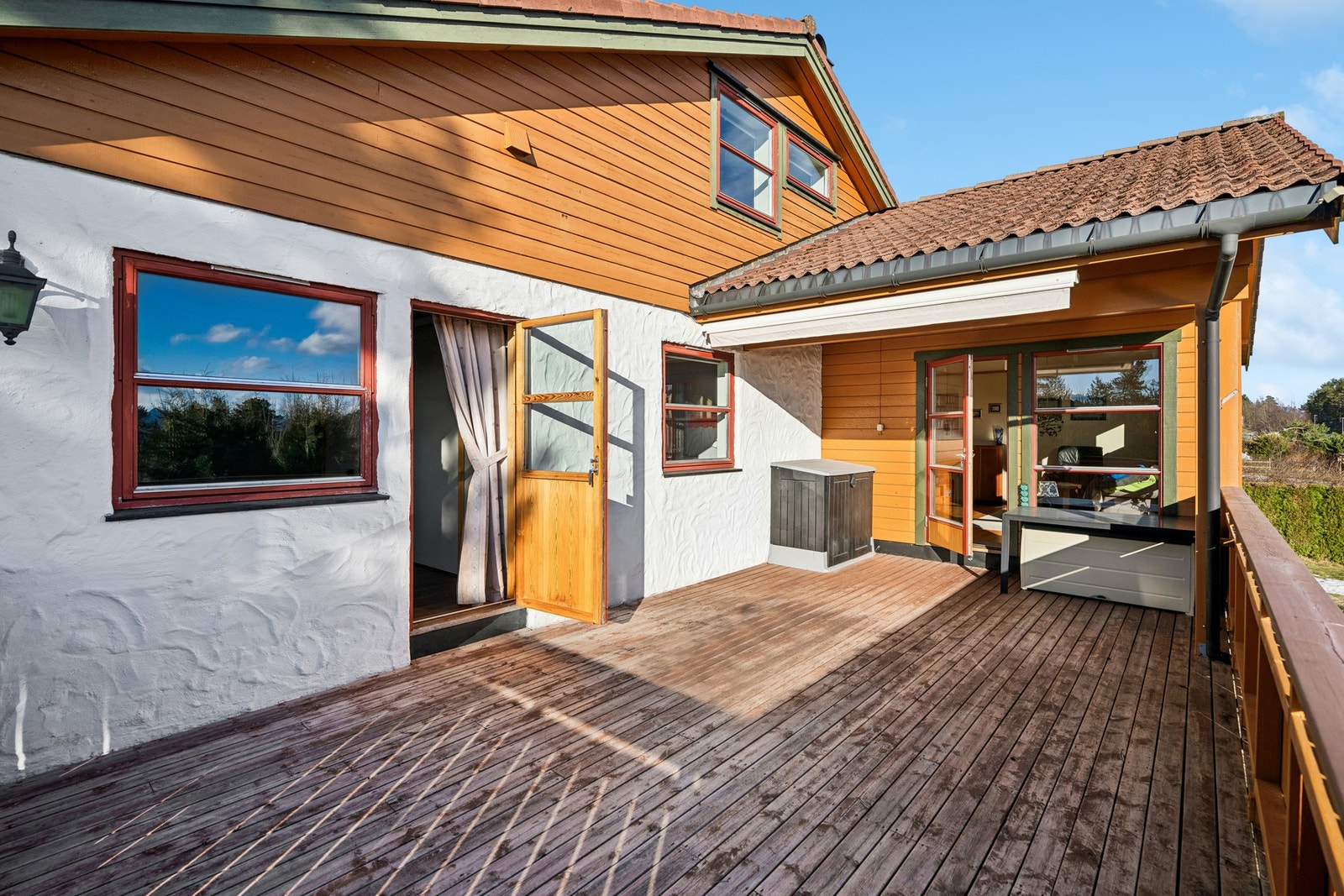 Fra oppholdsrommet er det utgang til en sørvendt veranda med gode solforhold. Eiendommen har marka som nærmeste nabo. Galleribilde